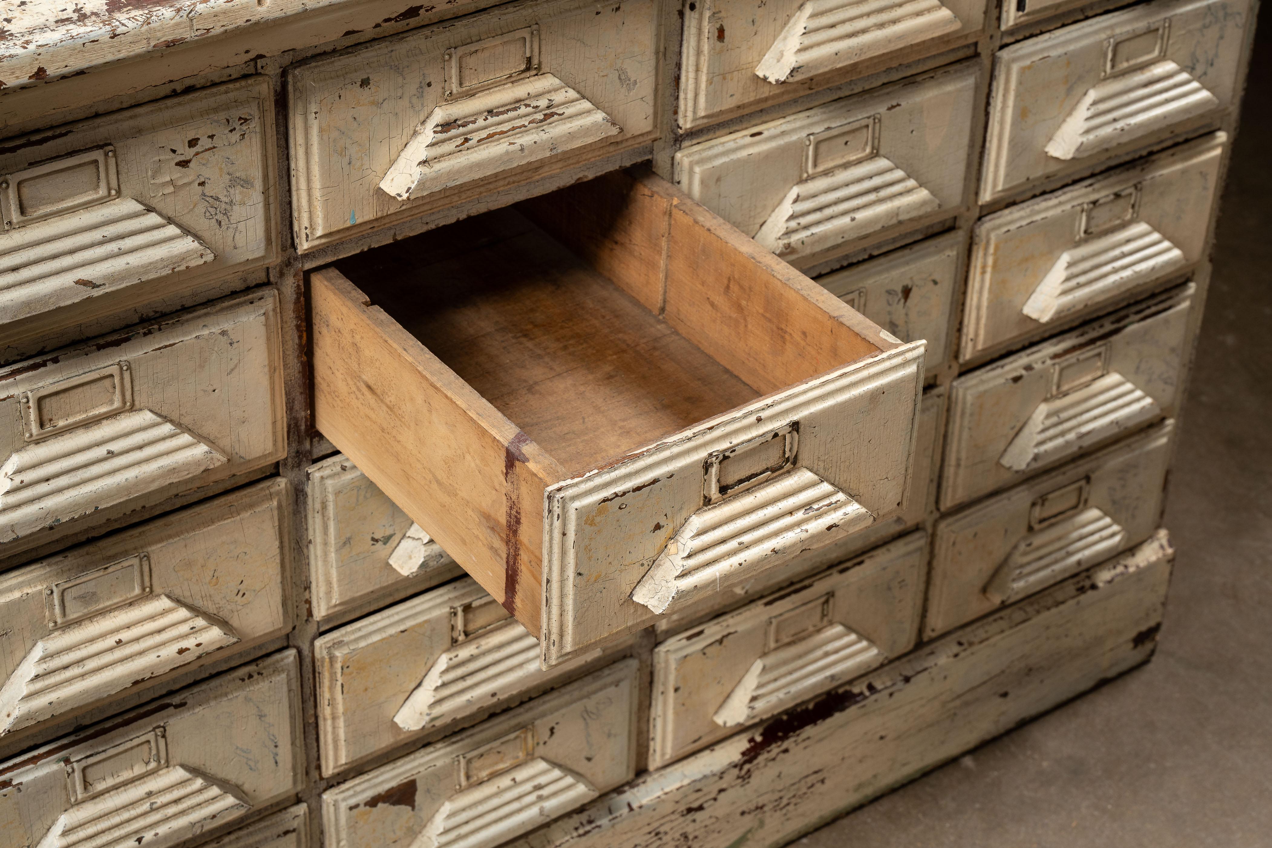 Cabinet d'apothicaire antique Art Deco Chippy en vente 1