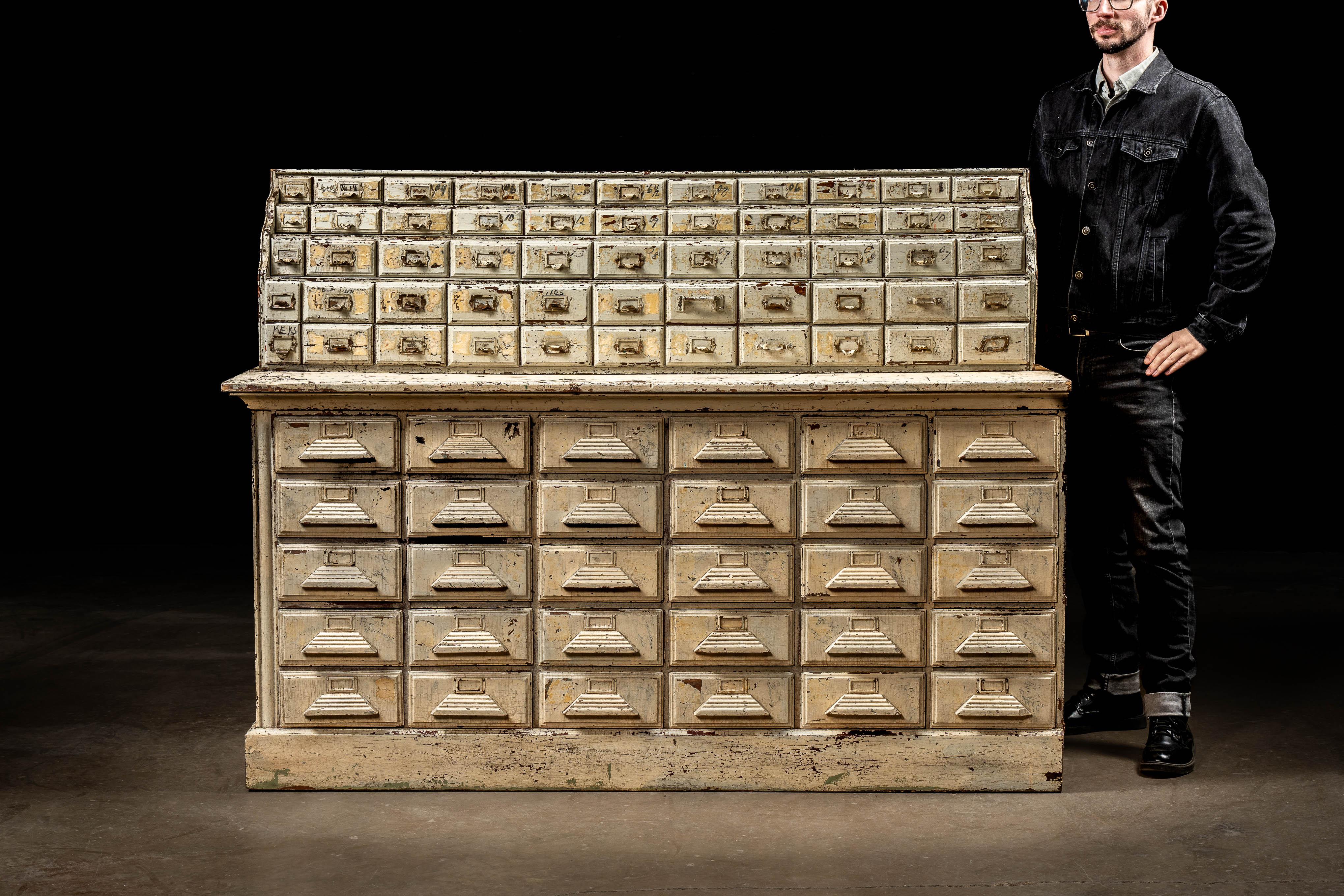 Cabinet d'apothicaire antique Art Deco Chippy en vente 2