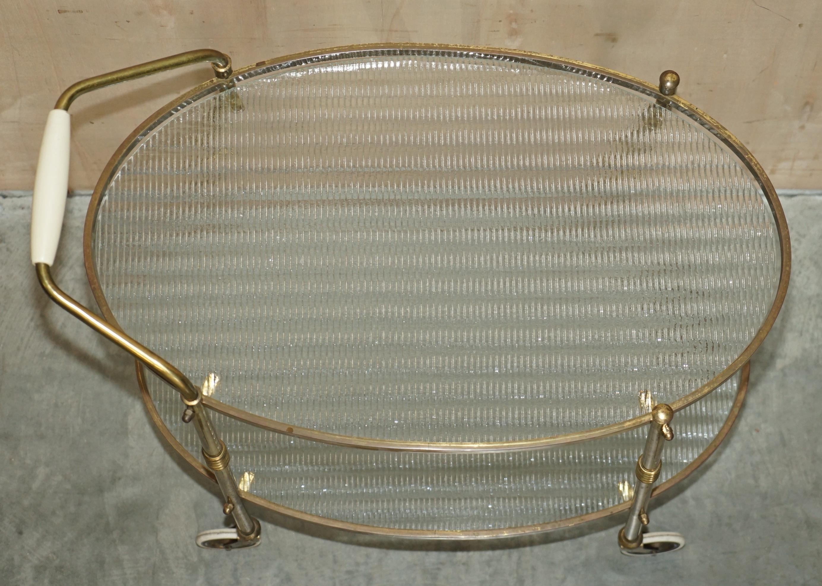 Ancien chariot à boissons Art Deco circa 1920 Verre dépoli et laiton poli circa en vente 3