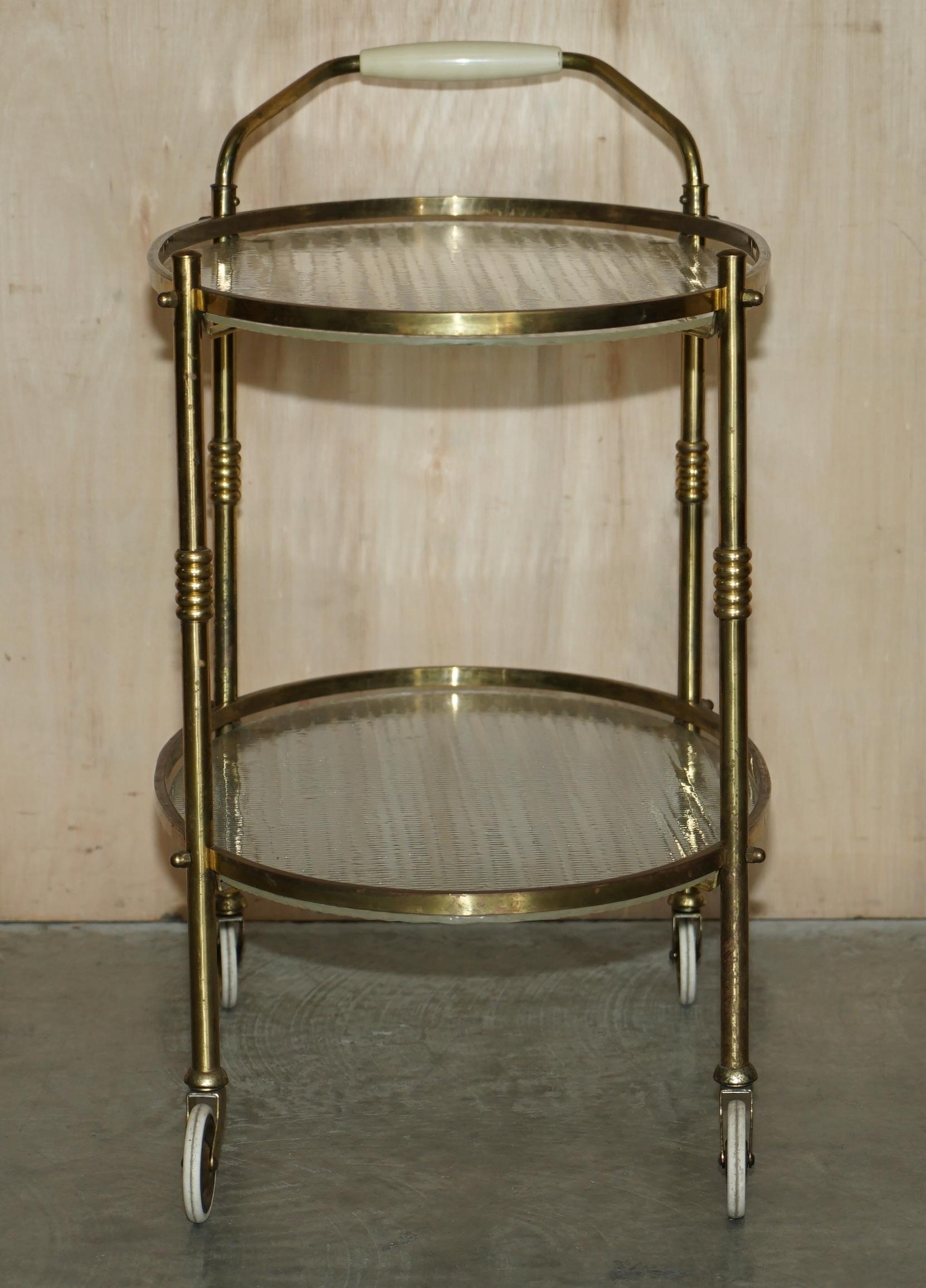 Ancien chariot à boissons Art Deco circa 1920 Verre dépoli et laiton poli circa en vente 4