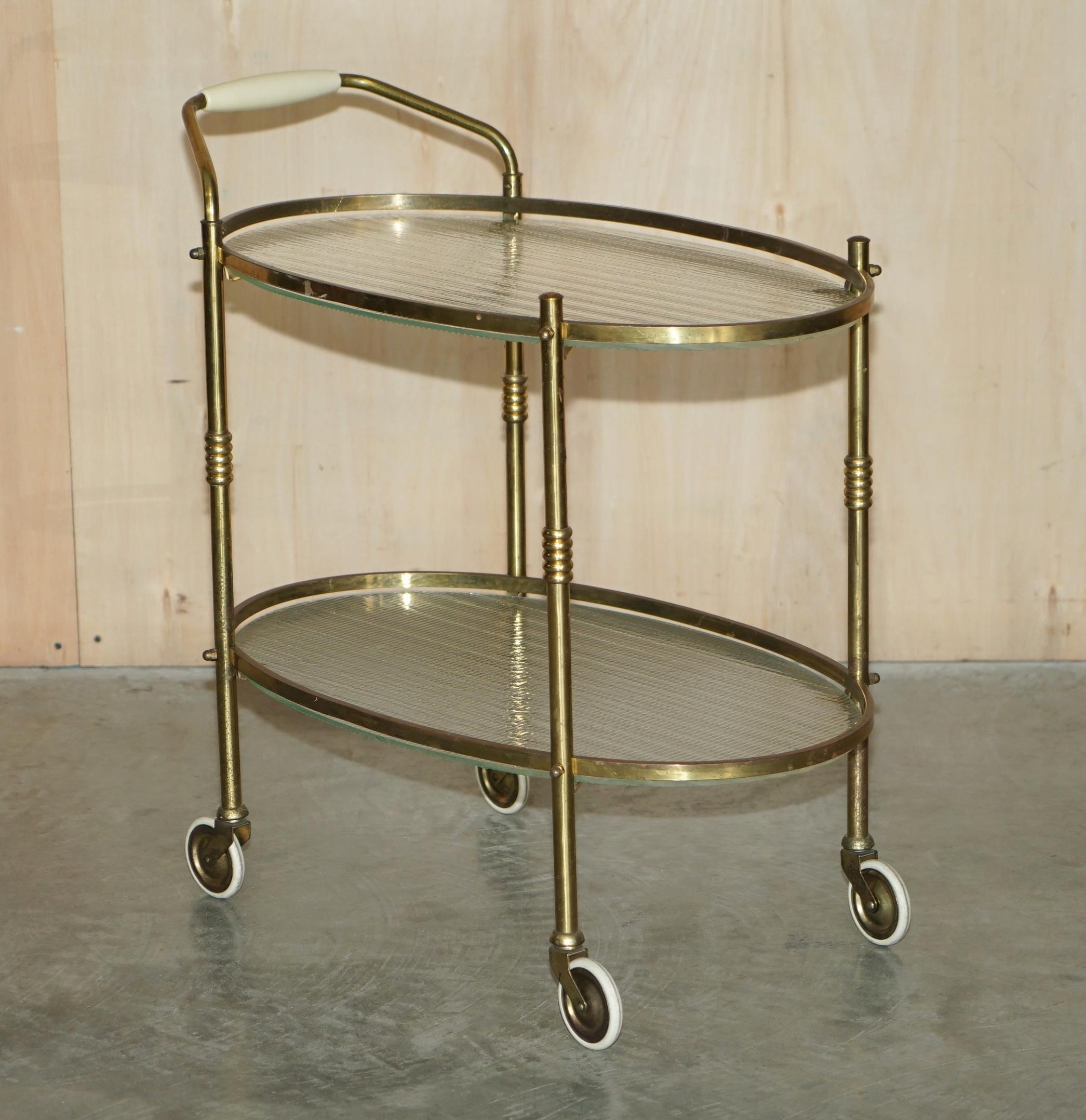 Nous sommes ravis de proposer à la vente ce chariot à boissons Art déco circa 1920 en laiton et verre dépoli.

Chariot de service de boissons décoratif et de belle facture. Le verre est dépoli et le cadre est en laiton poli clair. 

L'état est