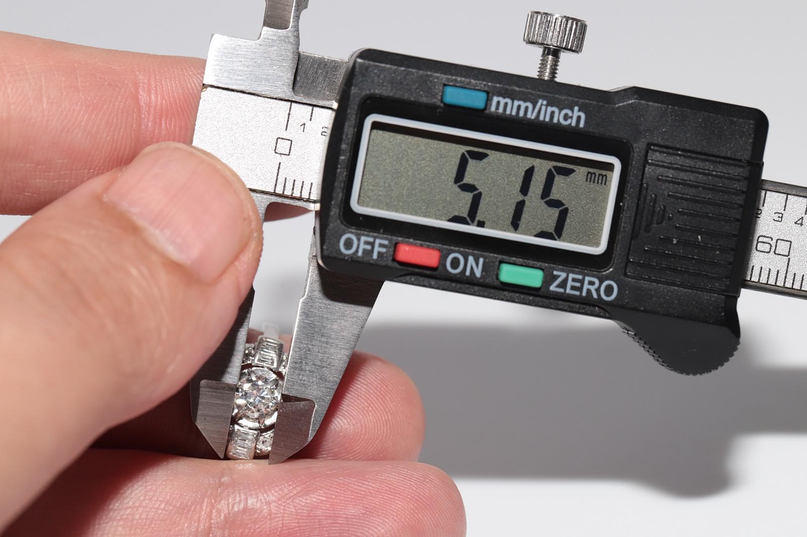 Bague Art déco ancienne des années 1920 en or 18 carats décorée de diamants naturels en vente 9