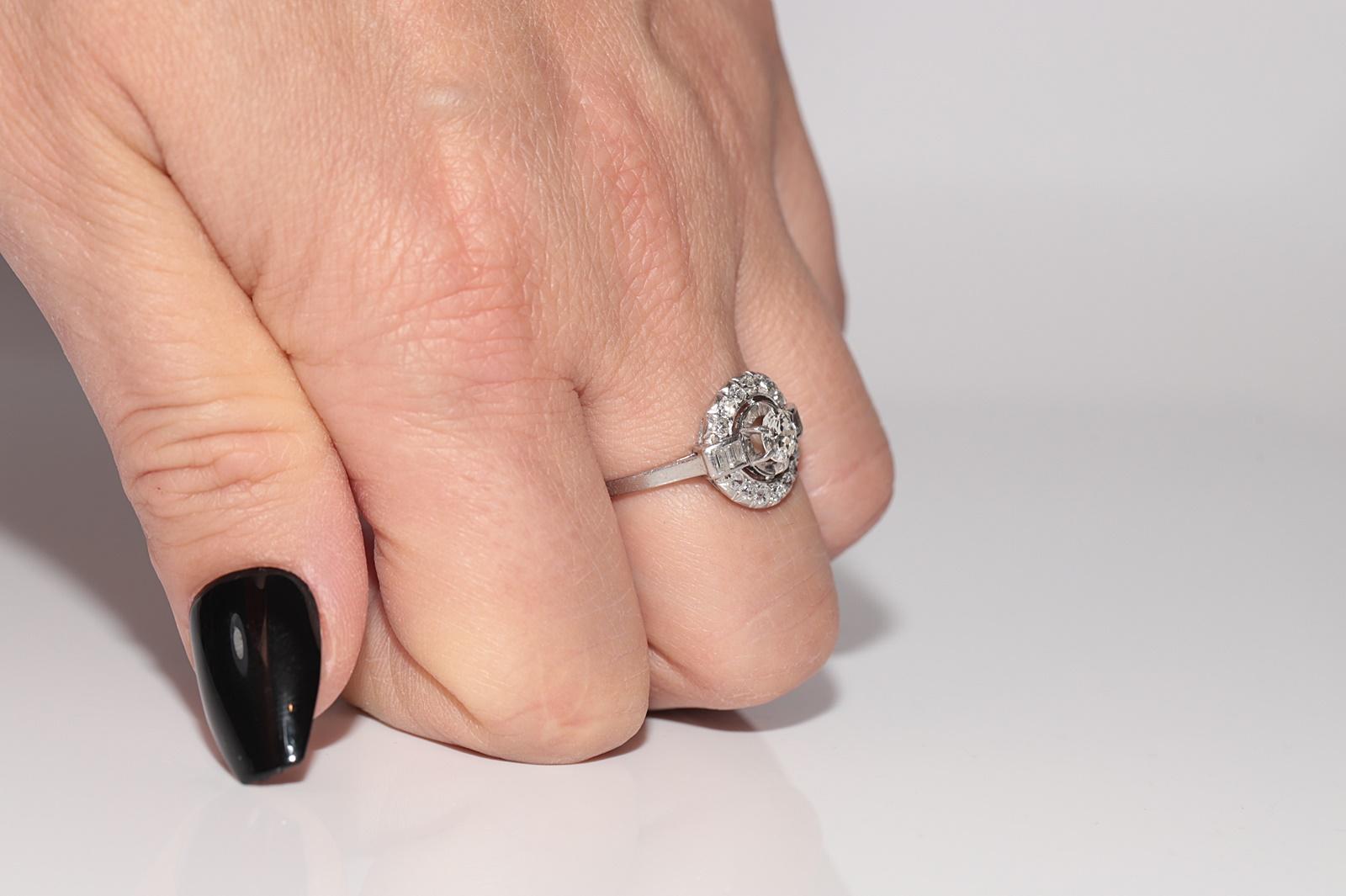 Bague Art déco ancienne des années 1920 en or 18 carats décorée de diamants naturels en vente 13