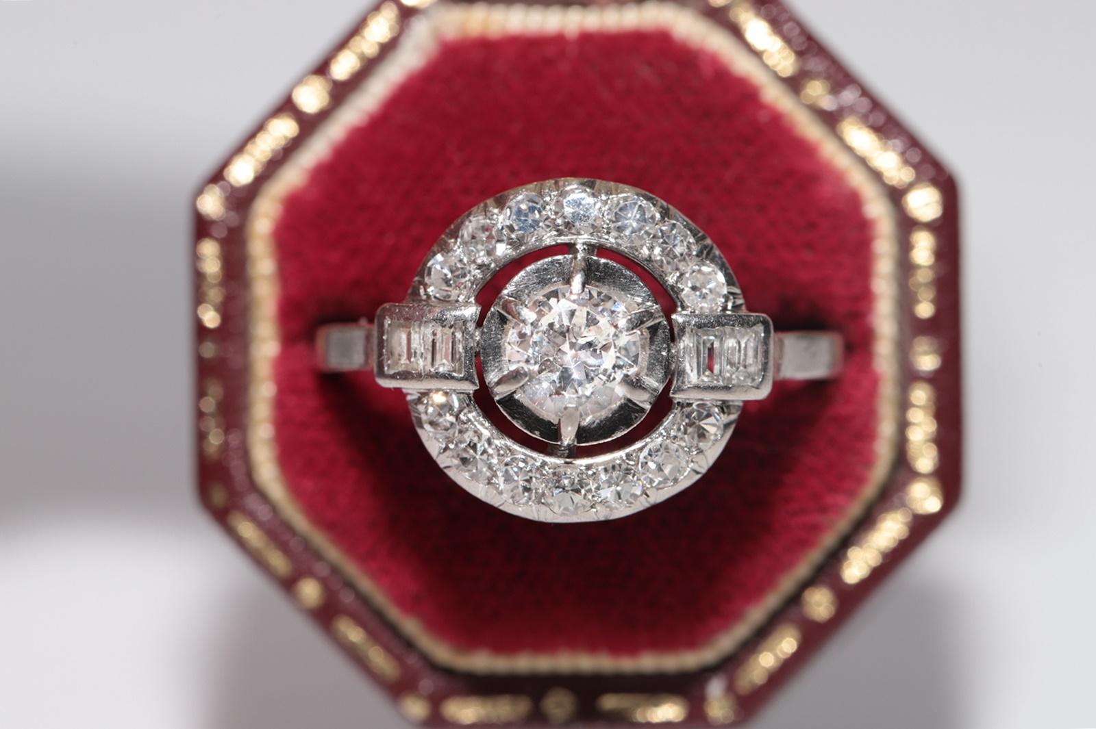 En très bon état.
Le poids total est de 4 grammes.
Le diamant principal est d'environ 0,40 ct.
Le diamant latéral est de 0,60 ct.
Le diamant est de couleur G-H et de pureté vs-s1.
La taille de la bague est de 7.2
Nous pouvons fabriquer n'importe