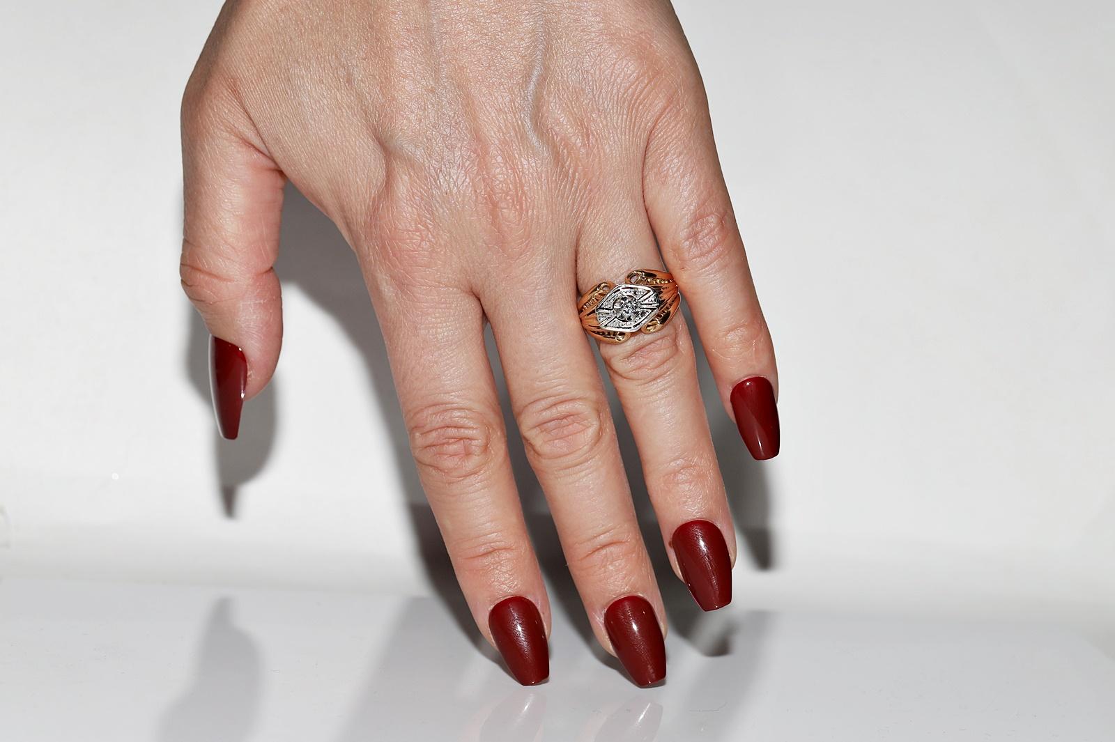 En très bon état.
Le poids total est de 5.2 grammes.
Le diamant de taille brillant est de 0.05 ct.
Totalement, le diamant est taillé en rose et mesure 0,04 ct.
Le diamant est de couleur H et de pureté S1.
La taille de la bague est de 7,5 US (nous