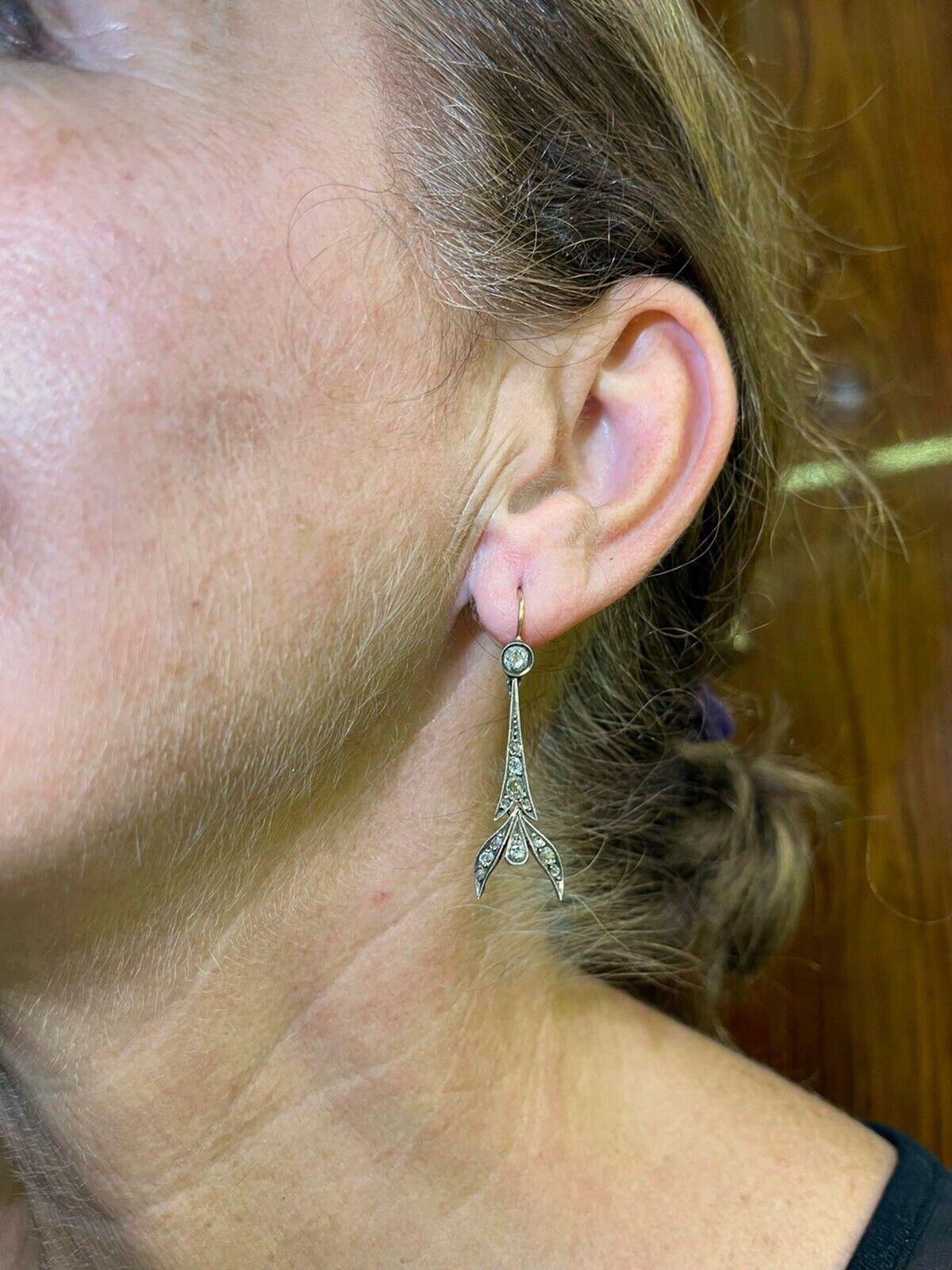 Art Déco Antico orecchino a goccia in oro 18k e argento con diamanti naturali in stile Art Deco, risalente al 1920. in vendita