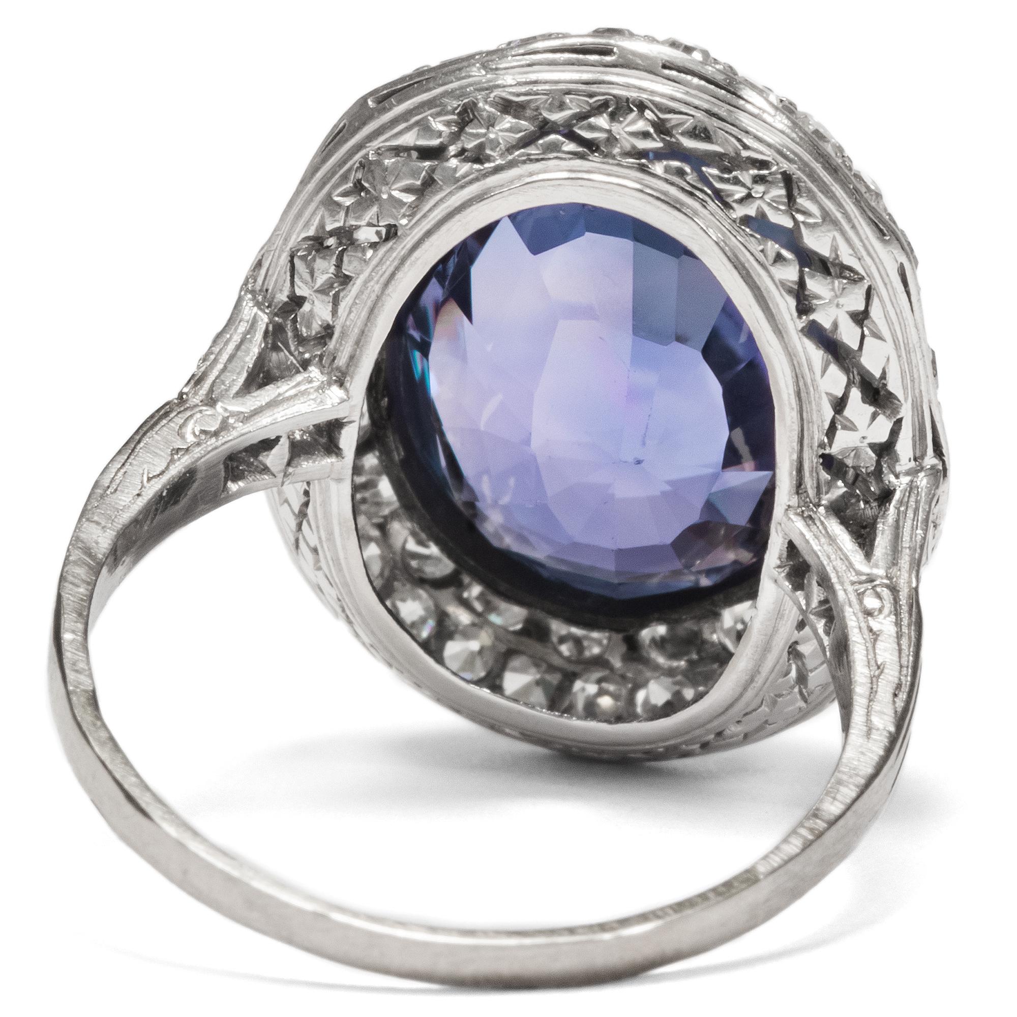 Antique Art Deco circa 1930, Certified 8.50 Carat No Heat Sapphire Cocktail Ring In Excellent Condition For Sale In Berlin, Berlin