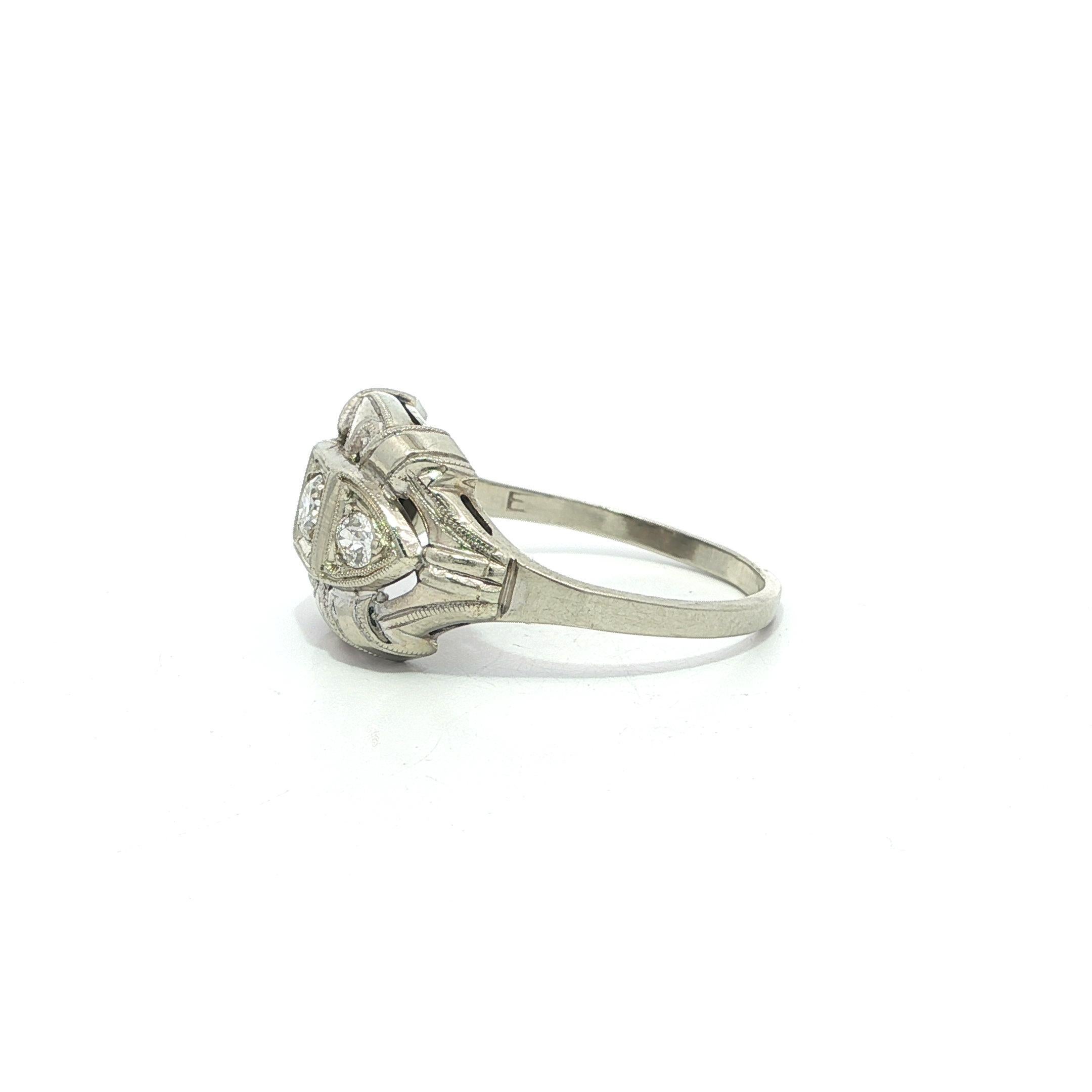 --Pietre: --
(3) Diamante naturale autentico - Vecchio taglio rotondo - incastonato - bei diamanti bianchi brillanti - 0,22ctw (circa)
Peso totale in carati: 0,22 (circa)

Materiale: Oro bianco massiccio 14k
Peso: 2,84 grammi
Misura dell'anello: 8.0
