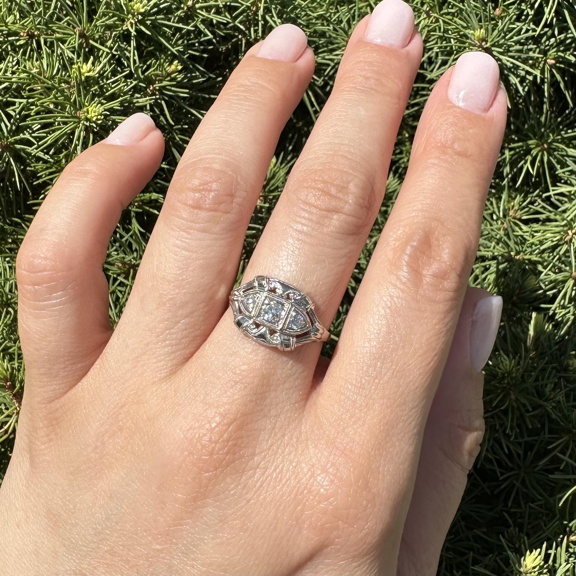 Antike Art Deco Classic Gold 0,22ctw Old Diamond Milgrain Open Work Dinner Ring im Angebot 3