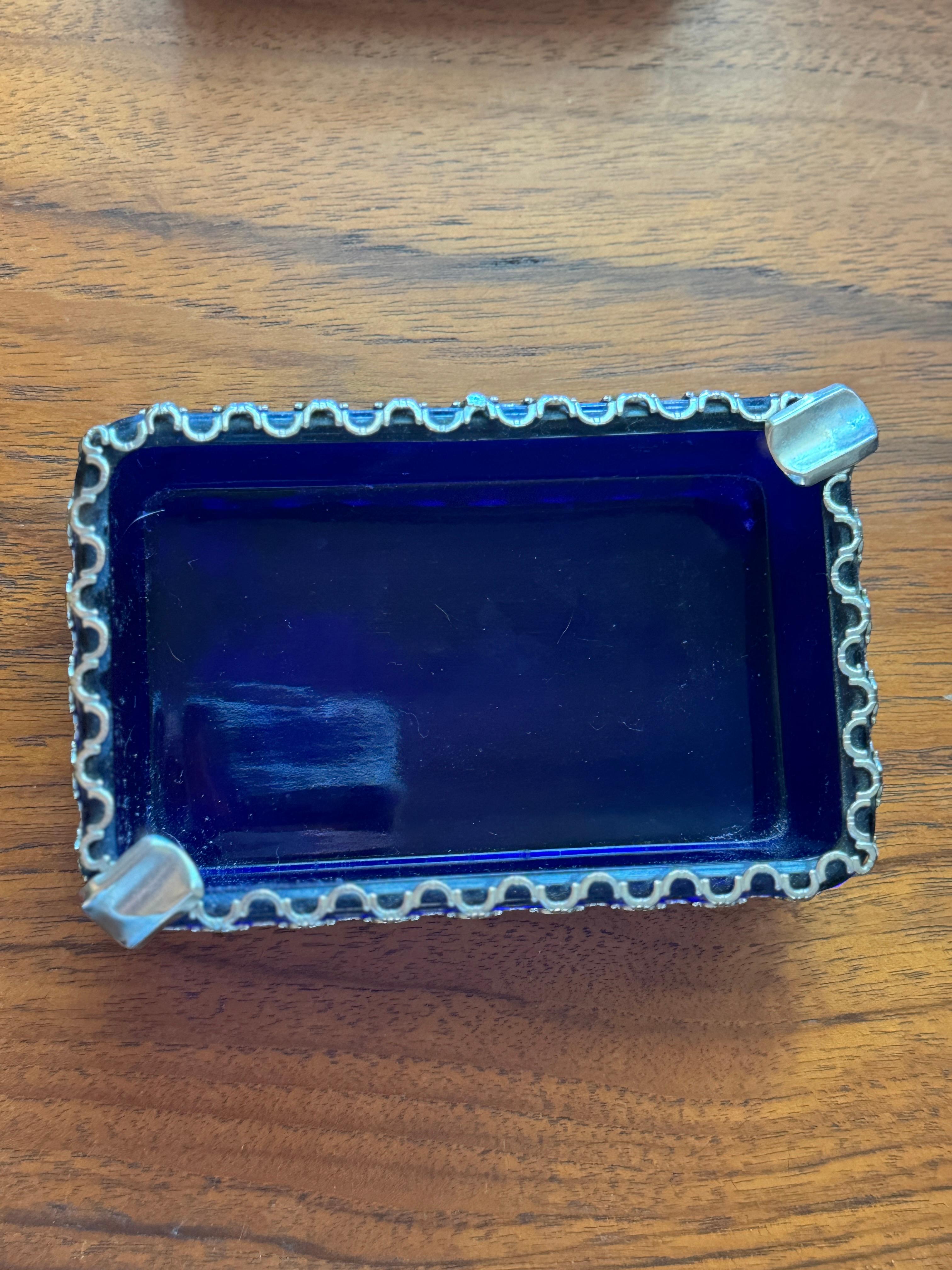 Antiker kobaltblauer Aschenbecher mit Metalldetails, um 1930 (Mitte des 20. Jahrhunderts) im Angebot