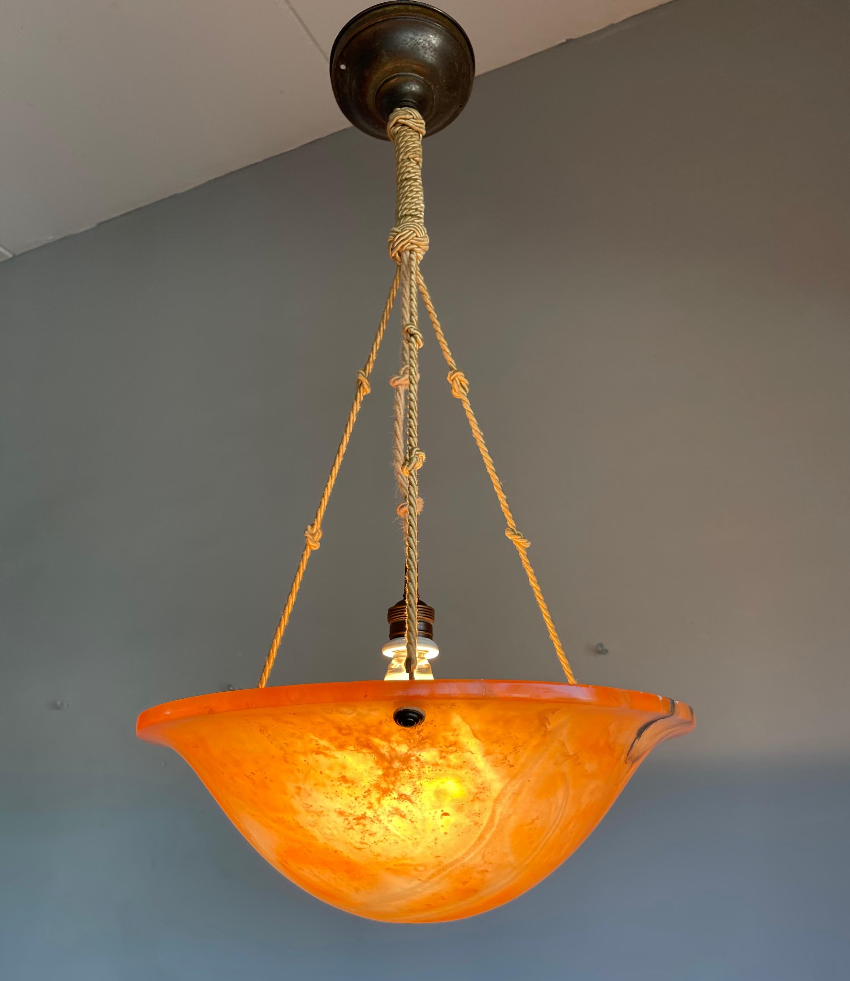 Lampe à suspension Art Déco rare en pierre d'albâtre de couleur magique, plafonnier, corde d'origine en vente 1