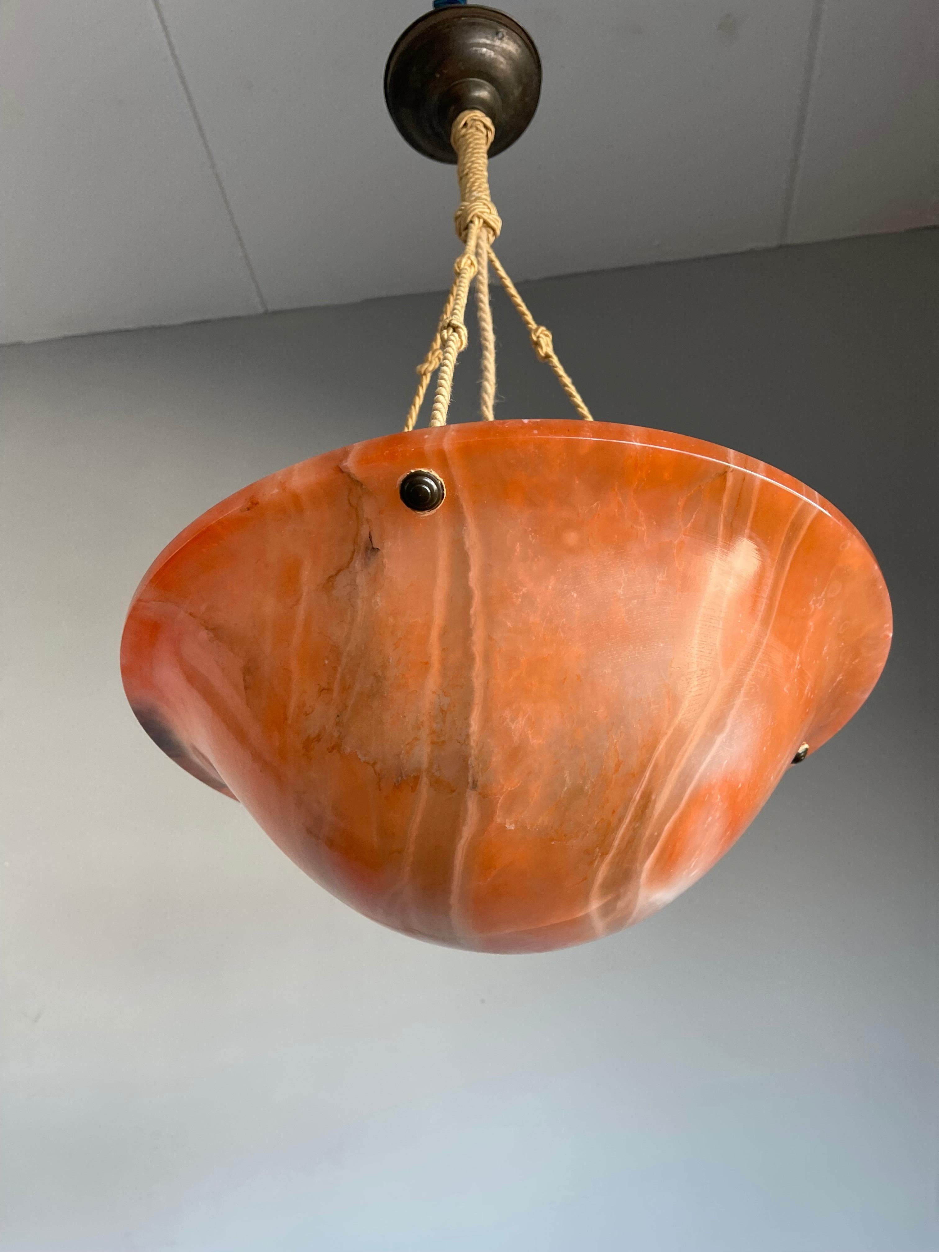 Rare alabaster pendant for an entrance, bedroom or any corner that can do with a style upgrade.

This goodsize pendant is completely original and the alabaster shade is in very good to excellent condition. This fine antique looks great both on and