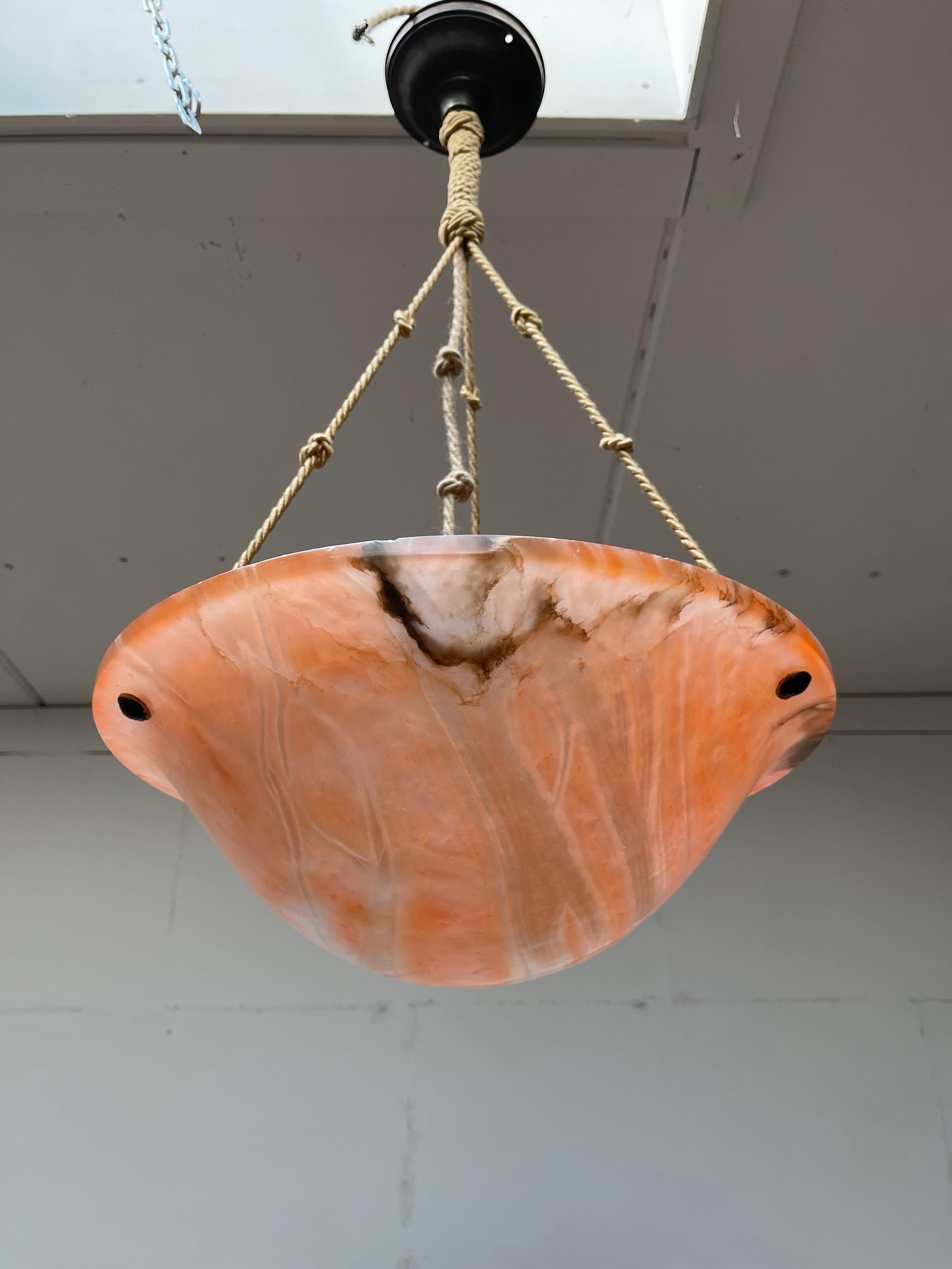 Français Lampe à suspension Art Déco rare en pierre d'albâtre de couleur magique, plafonnier, corde d'origine en vente