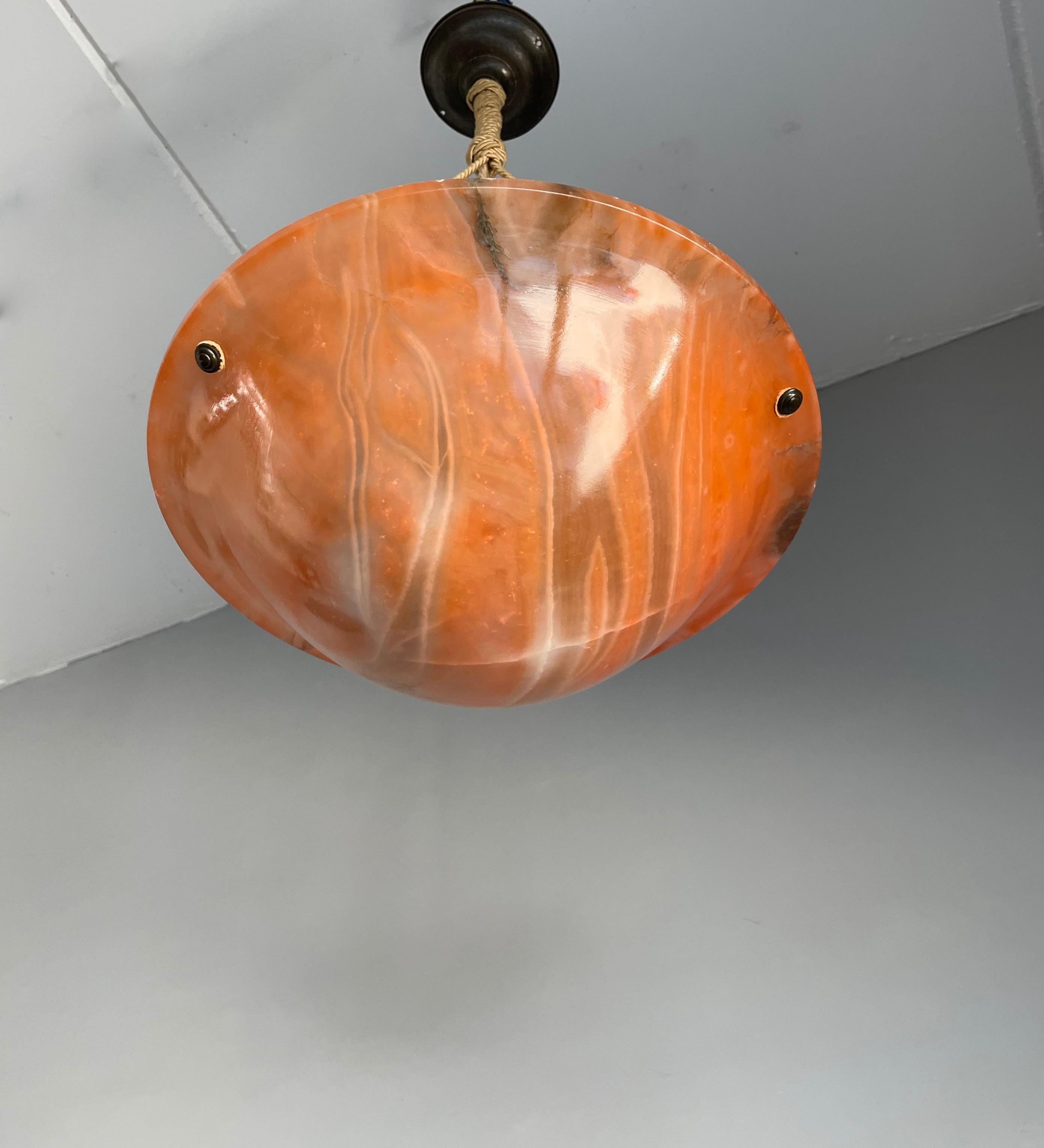 Lampe à suspension Art Déco rare en pierre d'albâtre de couleur magique, plafonnier, corde d'origine Bon état - En vente à Lisse, NL