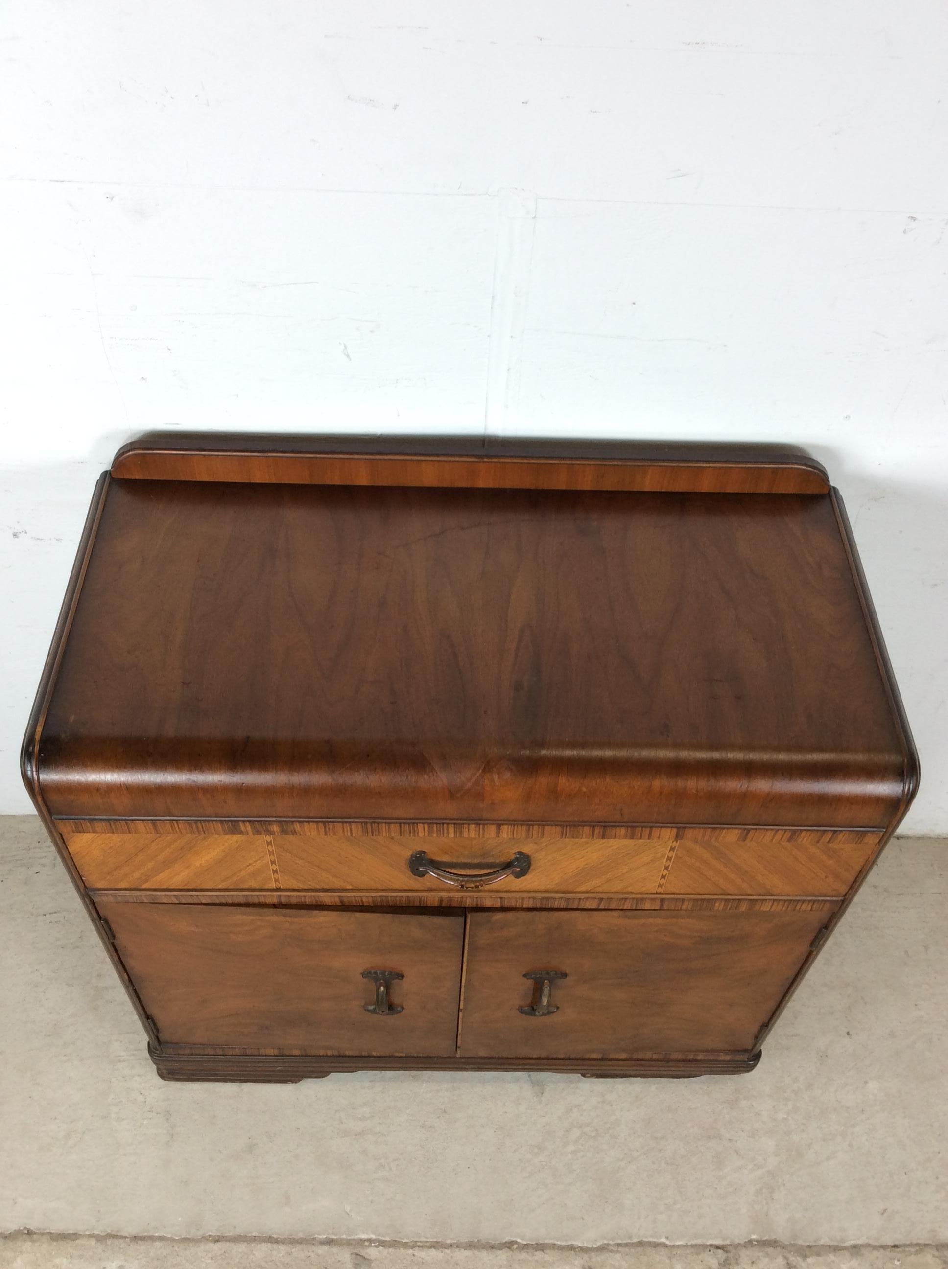 Art Déco Antica credenza compatta Art Deco con piano a cascata in vendita