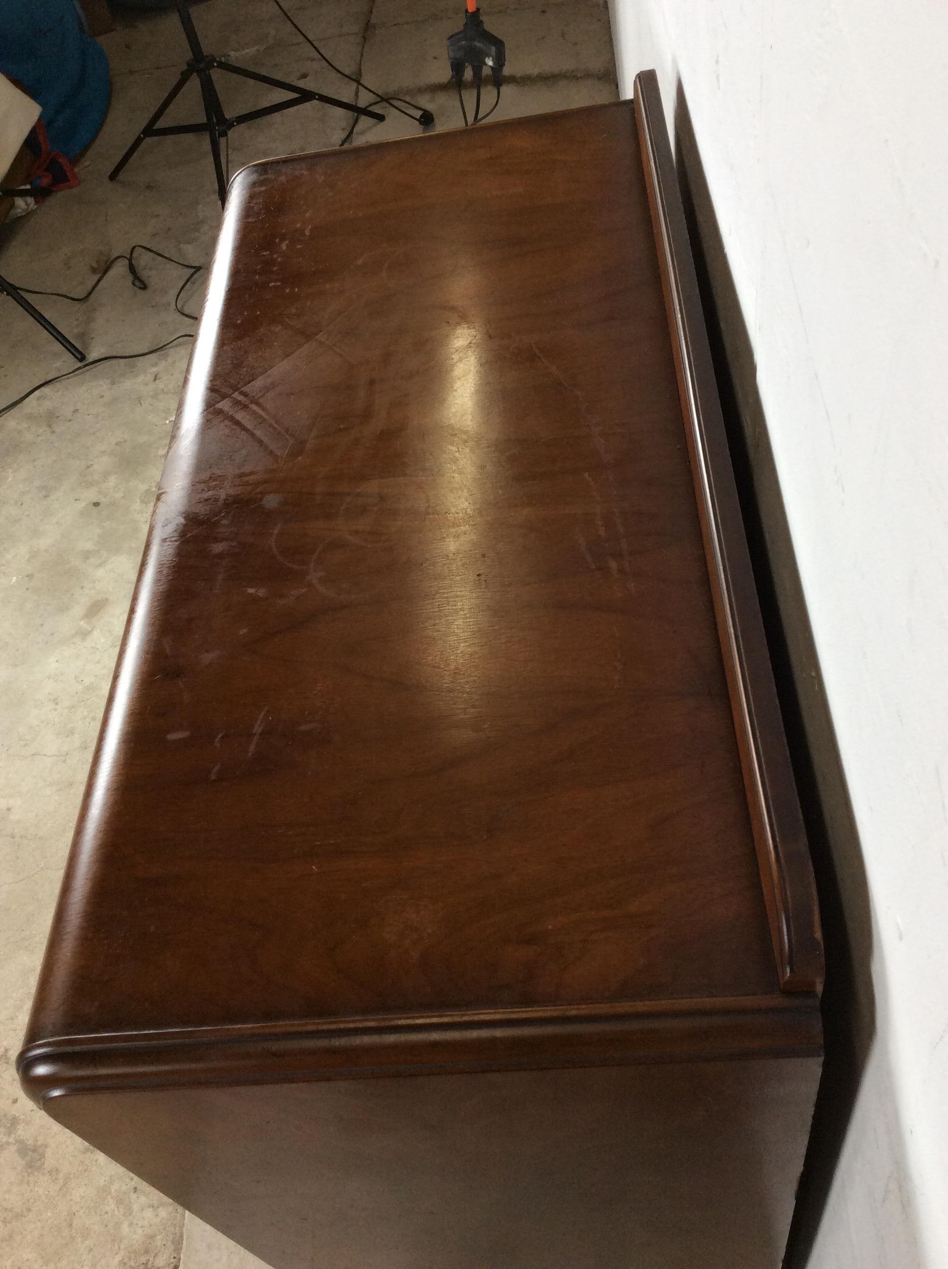 Impiallacciato Antica credenza compatta Art Deco con piano a cascata in vendita