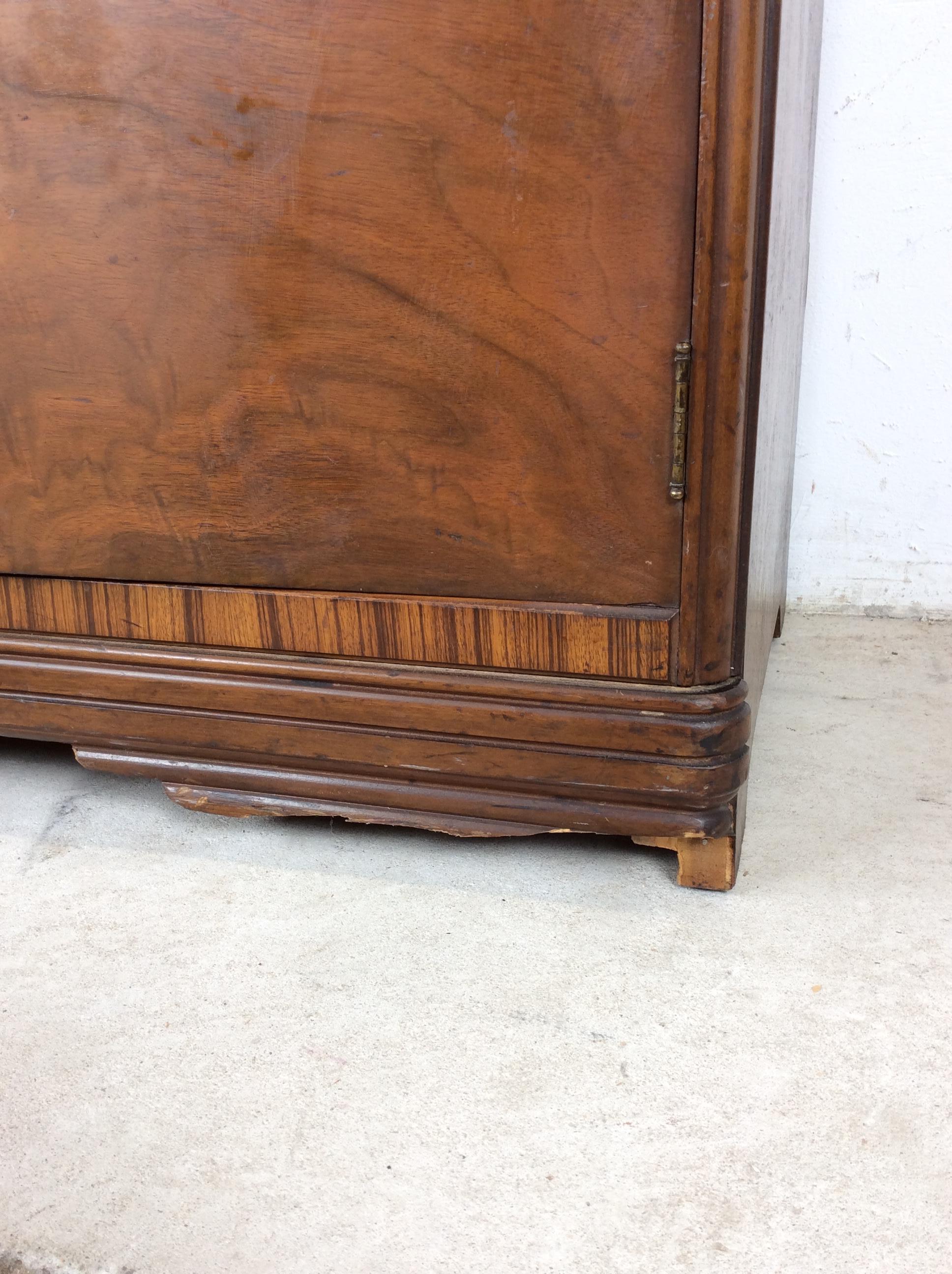 Ottone Antica credenza compatta Art Deco con piano a cascata in vendita