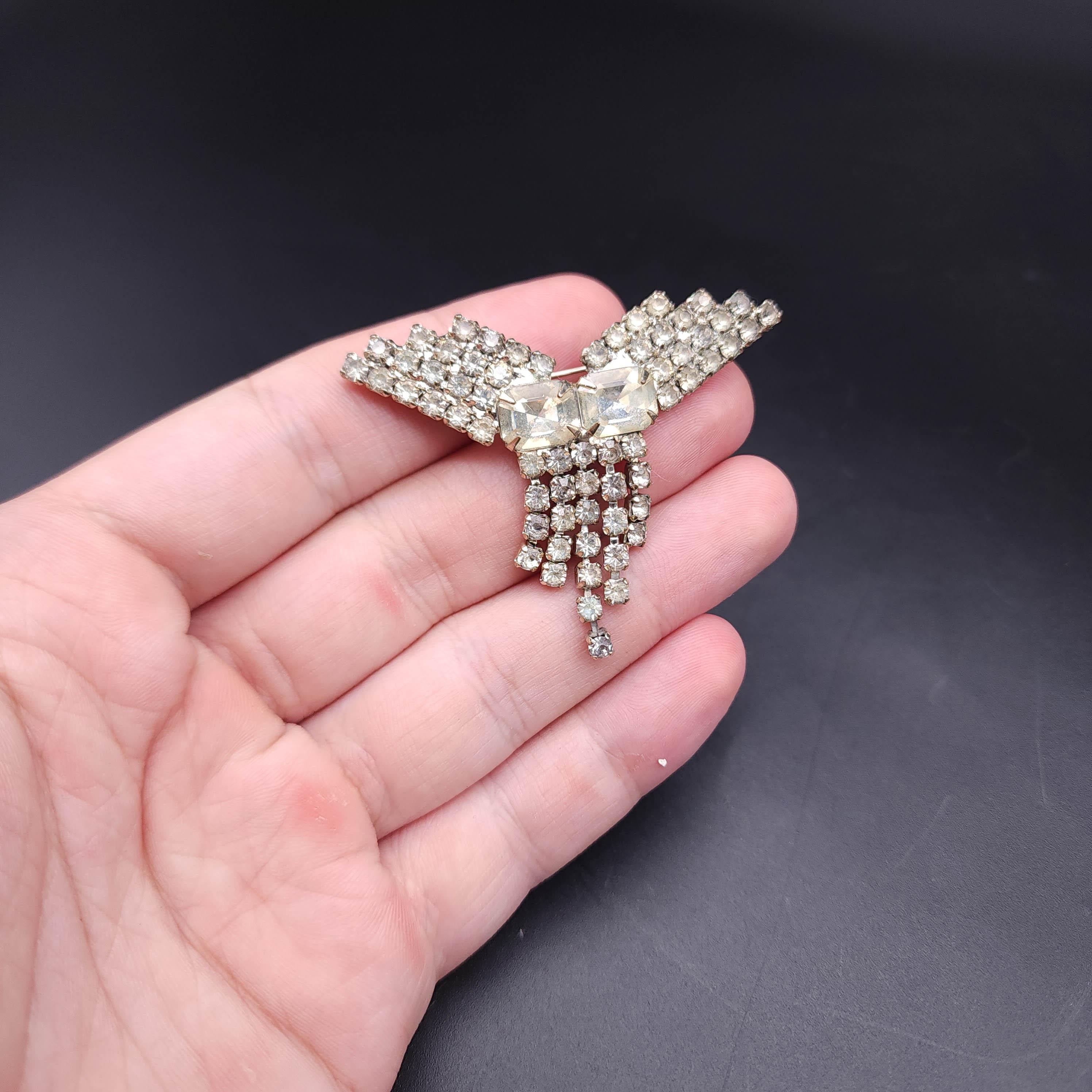 Taglio rotondo Antica spilla con nappina in cristallo Art Deco in tonalità argento e cristalli trasparenti in vendita