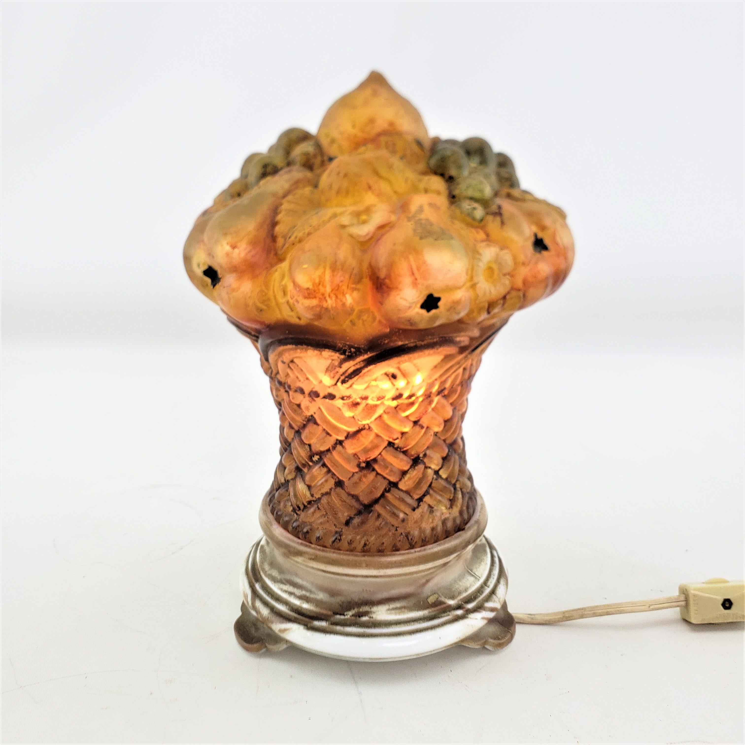 Lampe de bureau ancienne Art déco tchèque en forme de panier à fruits moulé et peint à l'envers en vente 3