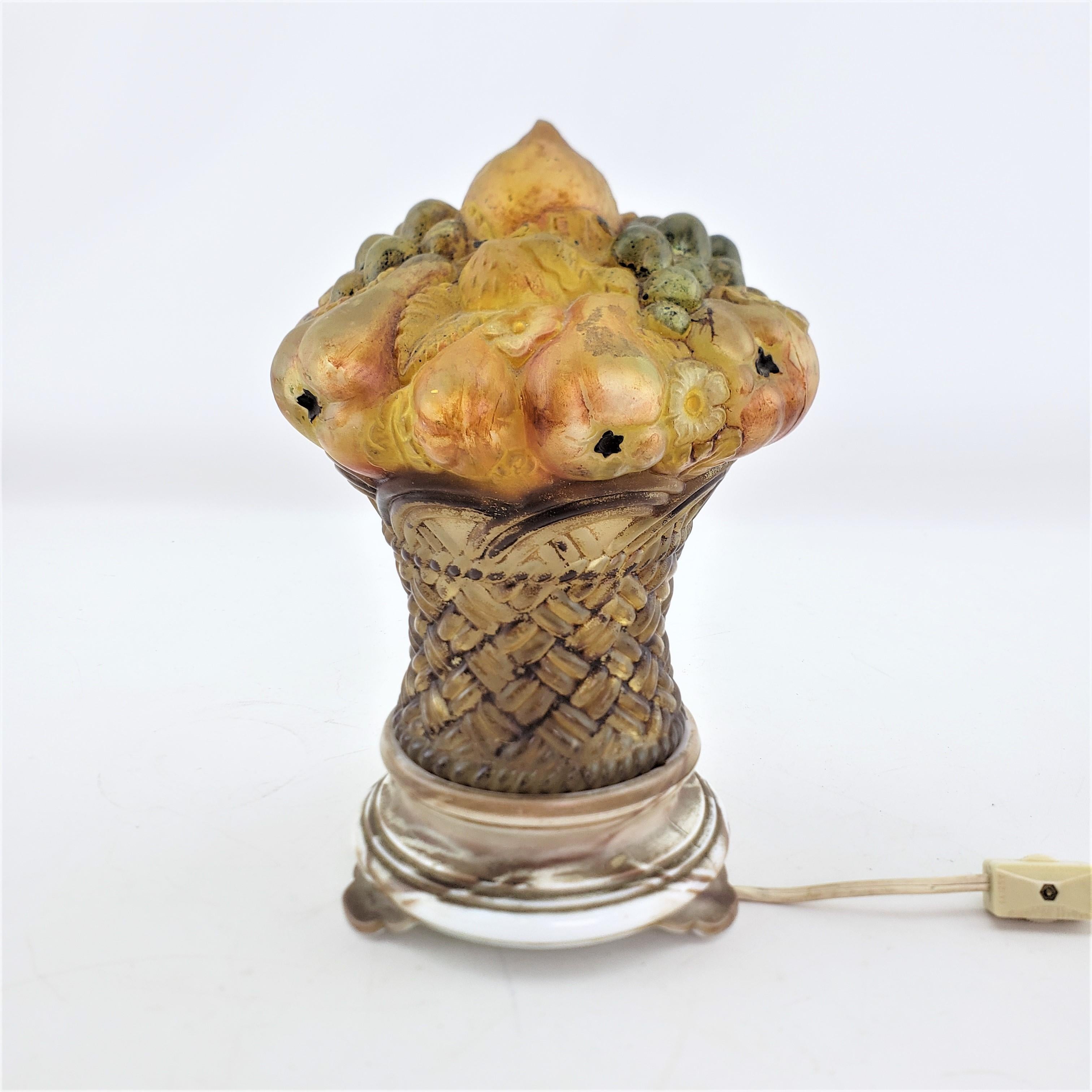 Lampe de bureau ancienne Art déco tchèque en forme de panier à fruits moulé et peint à l'envers en vente 4