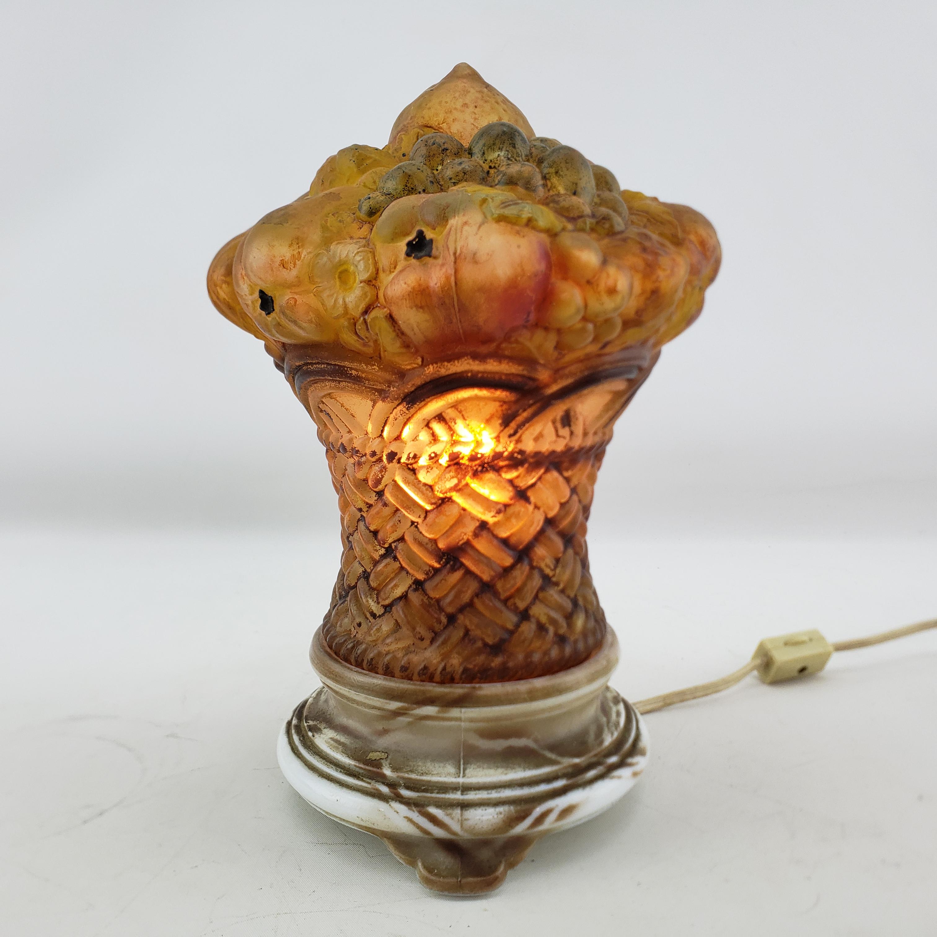 20ième siècle Lampe de bureau ancienne Art déco tchèque en forme de panier à fruits moulé et peint à l'envers en vente