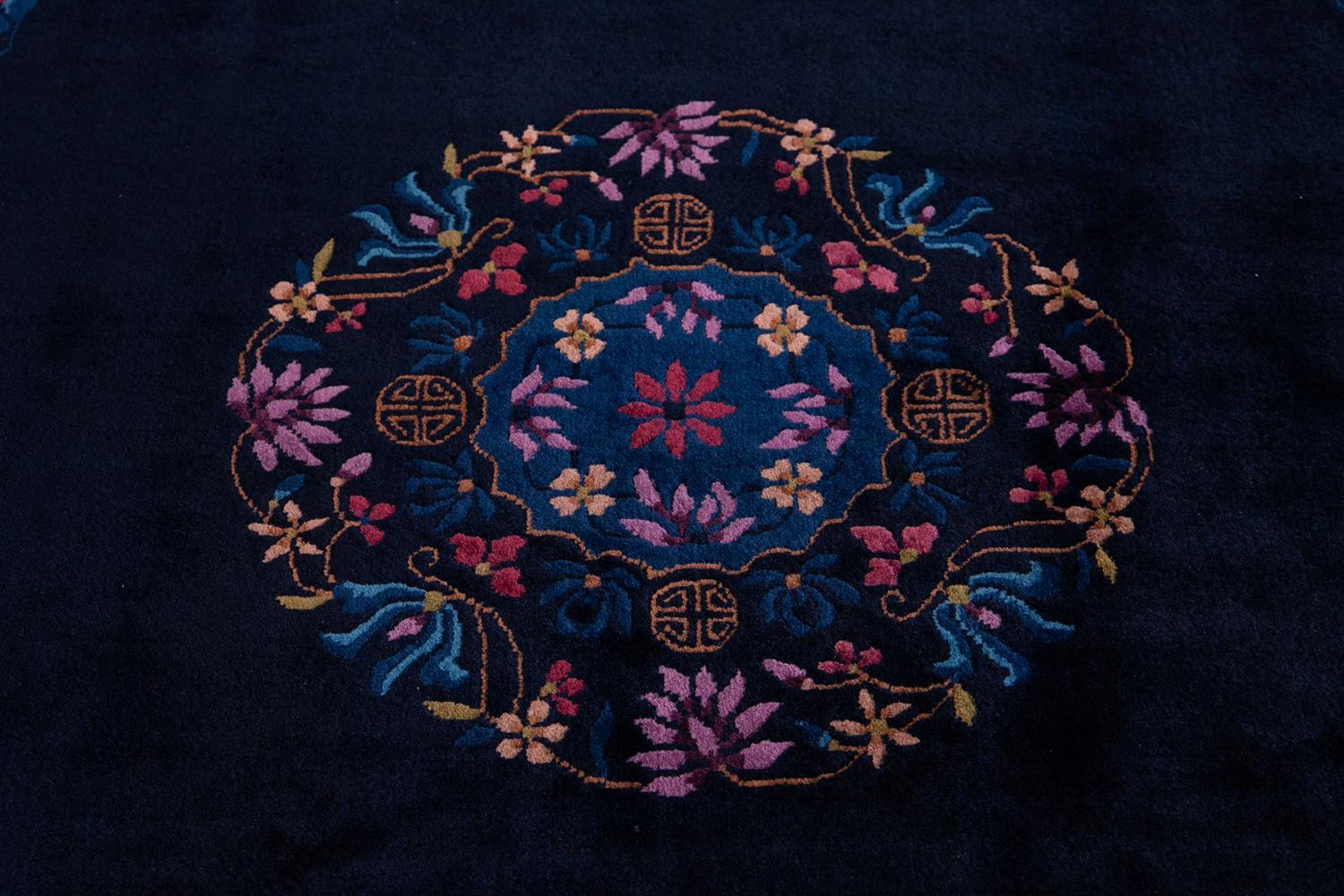 Antiker, dunkel-indigoblauer, chinesischer Wollteppich im Art déco-Stil (20. Jahrhundert) im Angebot