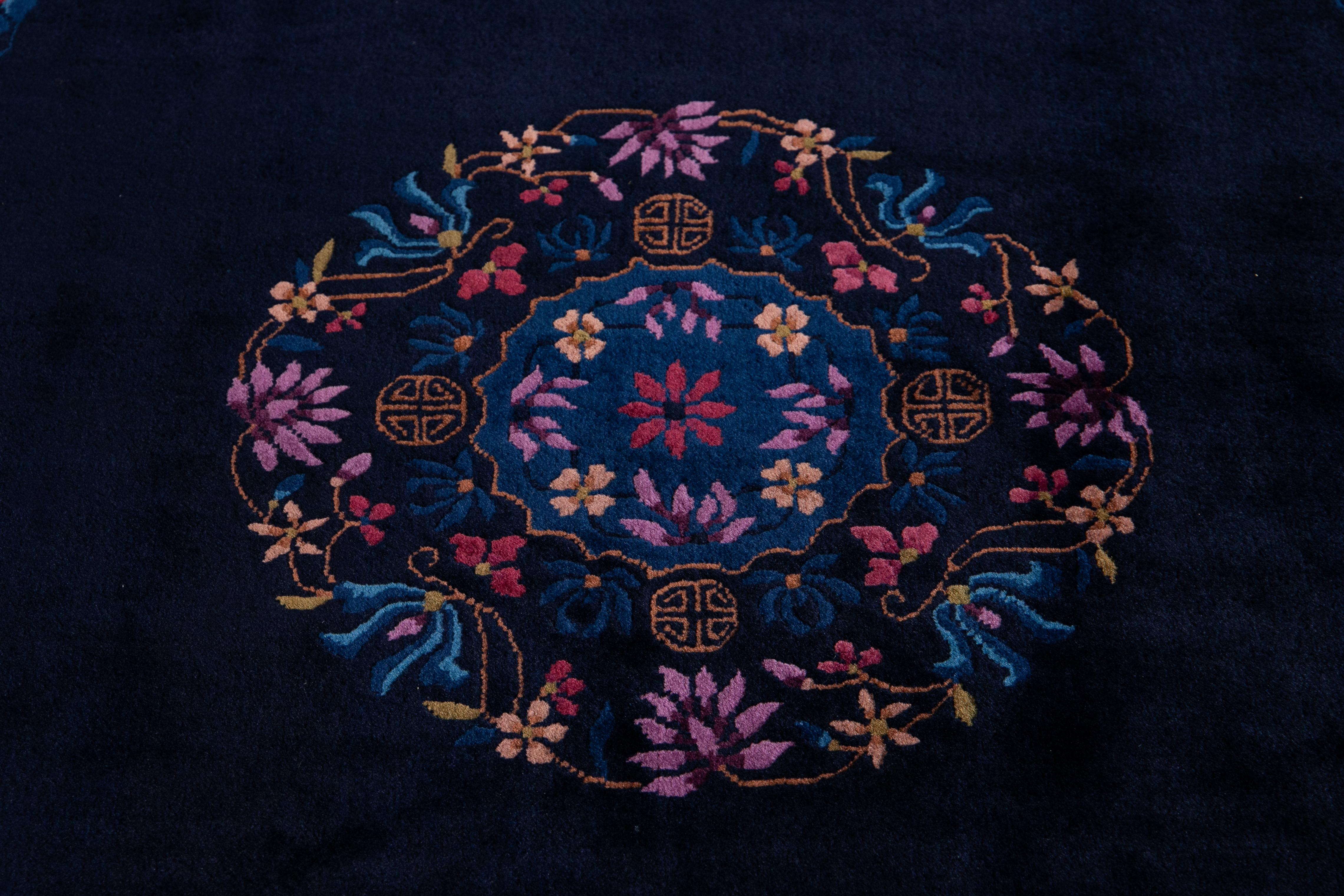 Antiker, dunkel-indigoblauer, chinesischer Wollteppich im Art déco-Stil im Angebot 2