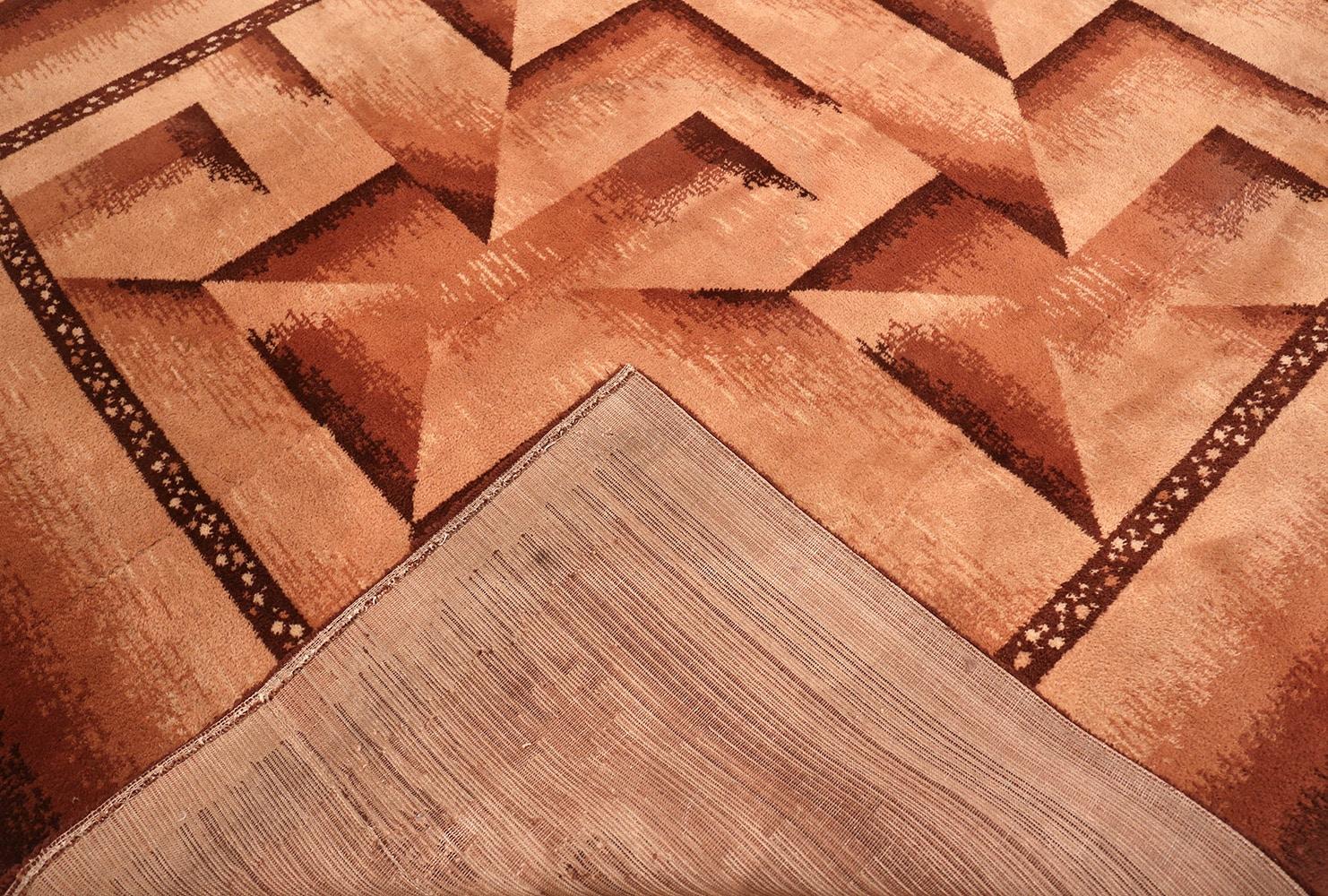 Antiker englischer Wilton-Teppich im Art-déco-Design. 8 ft 10 in x 13 ft 5 in (Art déco) im Angebot