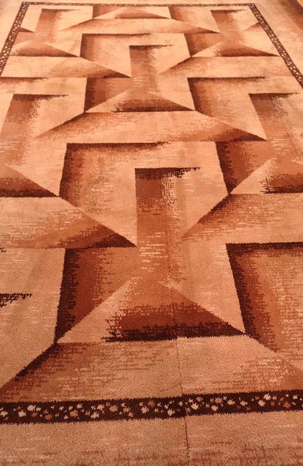 Antiker englischer Wilton-Teppich im Art-déco-Design. 8 ft 10 in x 13 ft 5 in (20. Jahrhundert) im Angebot
