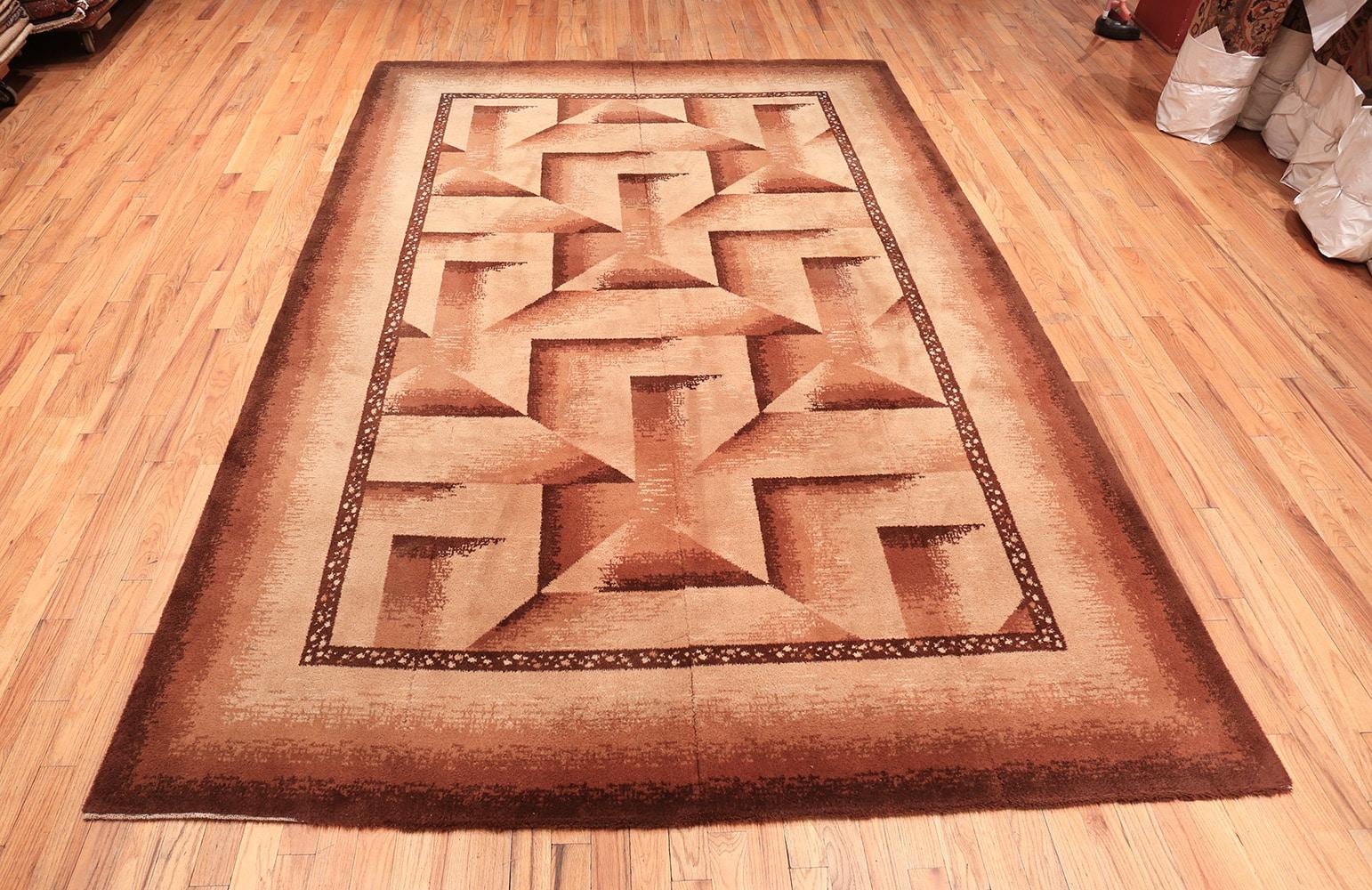 Antiker englischer Wilton-Teppich im Art-déco-Design. 8 ft 10 in x 13 ft 5 in (Wolle) im Angebot