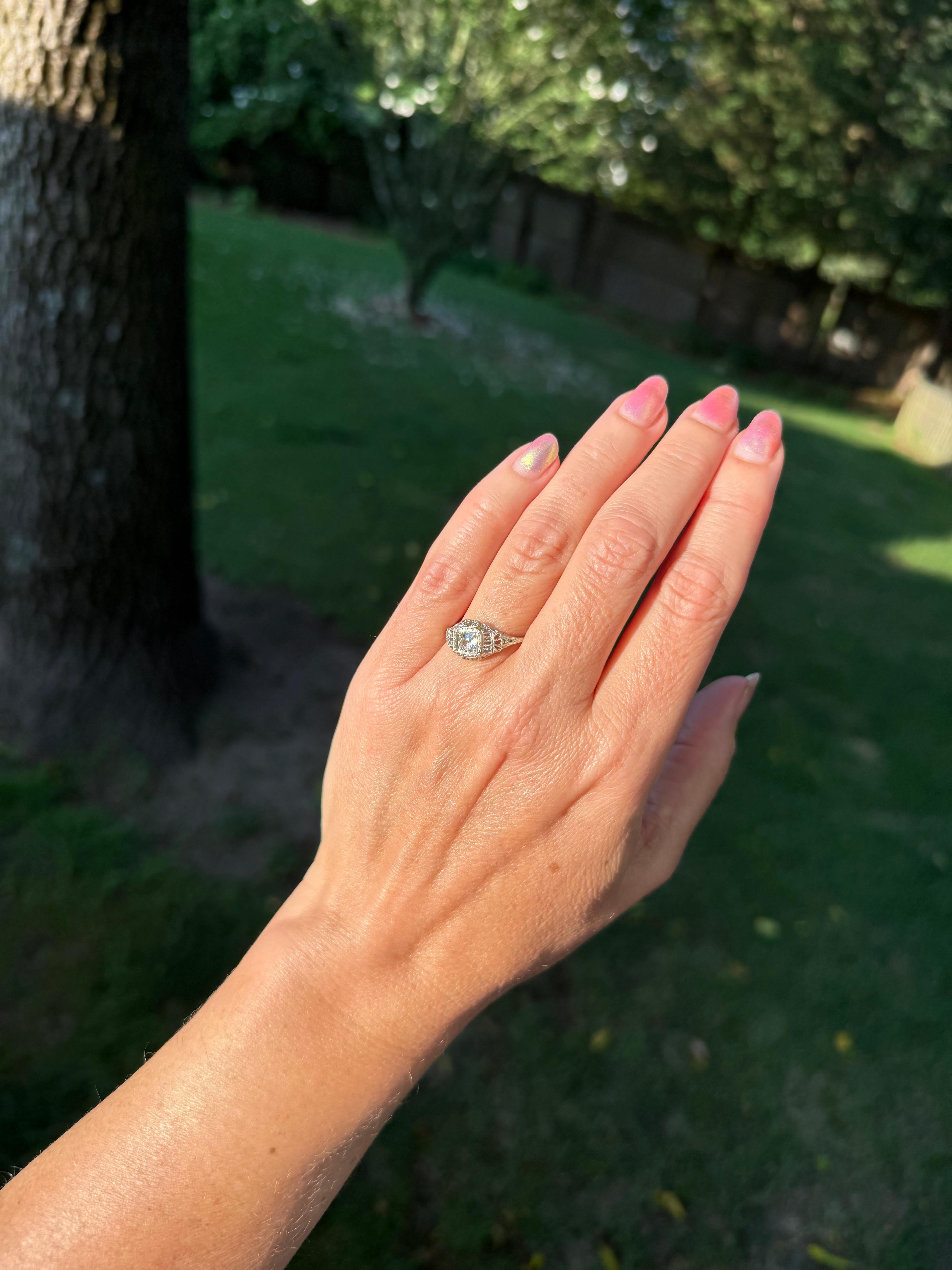 Bague de fiançailles Art déco ancienne en filigrane en or blanc 18 carats avec diamants, c. 1920 en vente 2