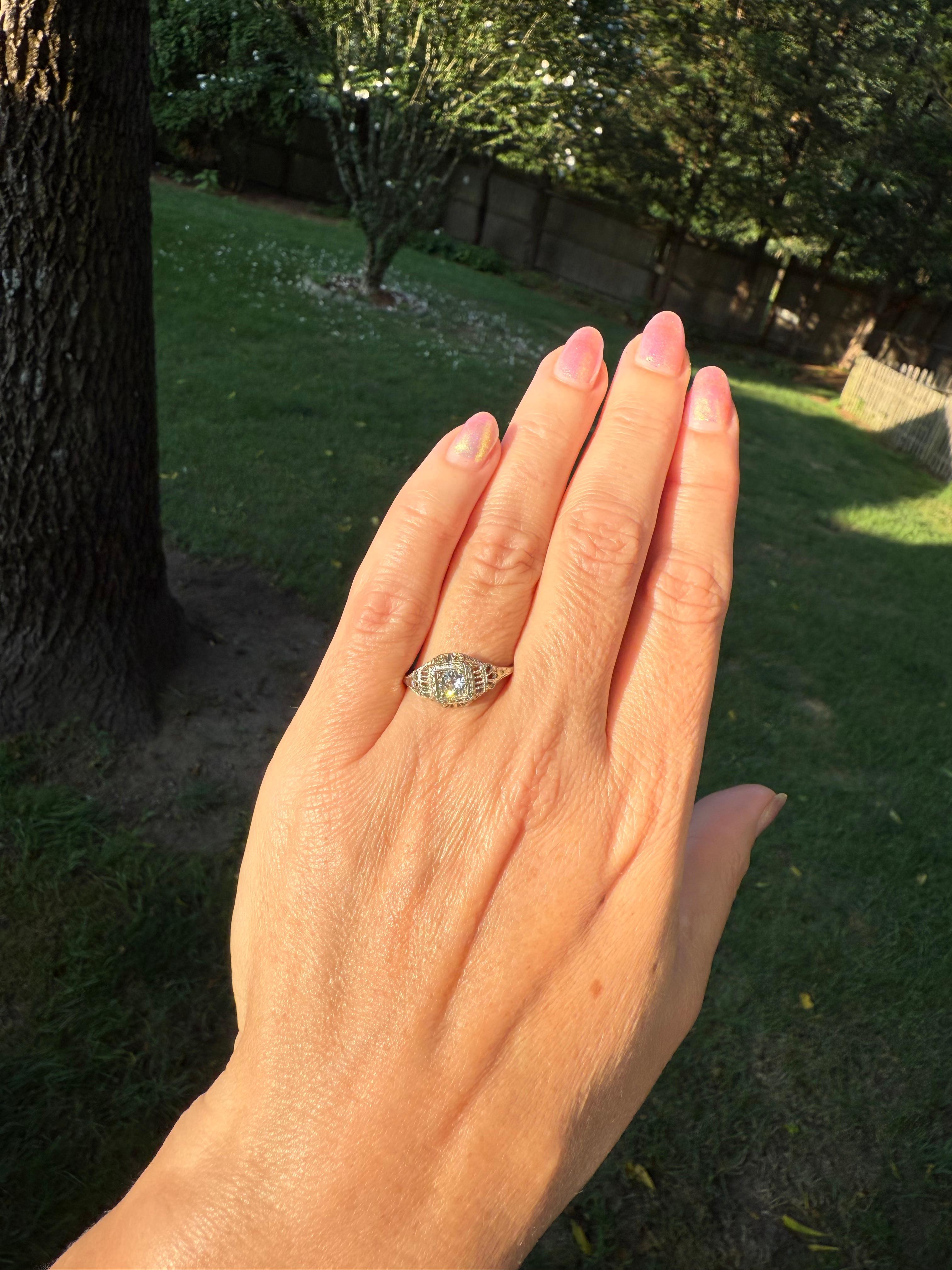 Bague de fiançailles Art déco ancienne en filigrane en or blanc 18 carats avec diamants, c. 1920 en vente 1