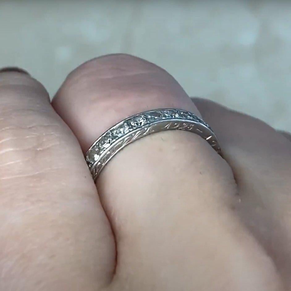 Esta exquisita alianza de eternidad antigua es un bello ejemplo de artesanía Art Decó, hecha a mano en platino y adornada con una línea continua de diamantes talla única engastados. Los diamantes, que suman aproximadamente 0,80 quilates, están
