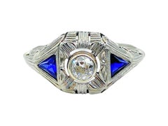 Anello antico Art Deco con diamante e zaffiro blu in oro bianco 18 carati in filigrana