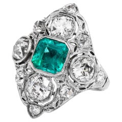 Bague cocktail filigrane Navette Art déco ancienne avec diamants, émeraudes et platine