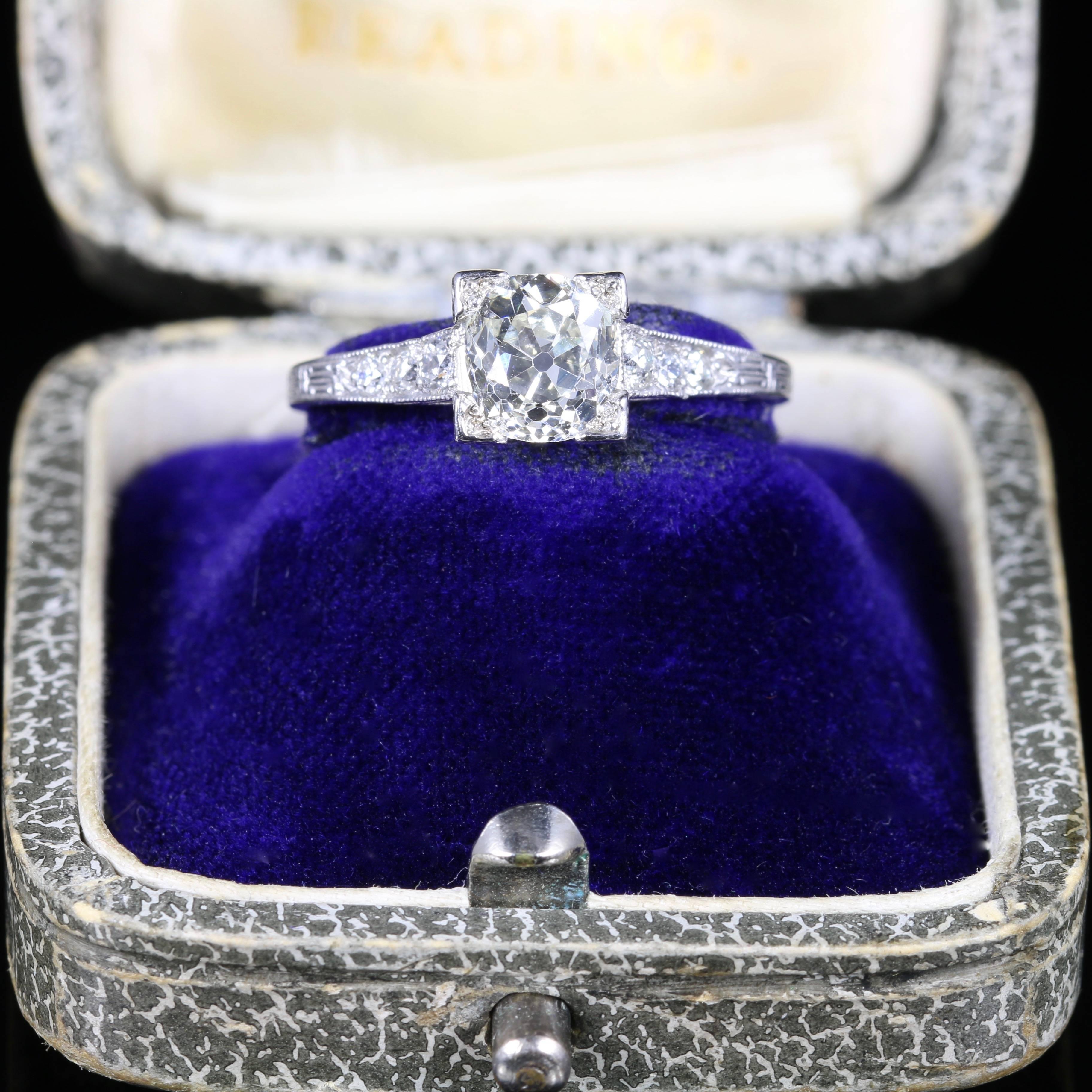 Antique Art Deco Diamond Engagement Ring Solitaire, circa 1920 For Sale 3