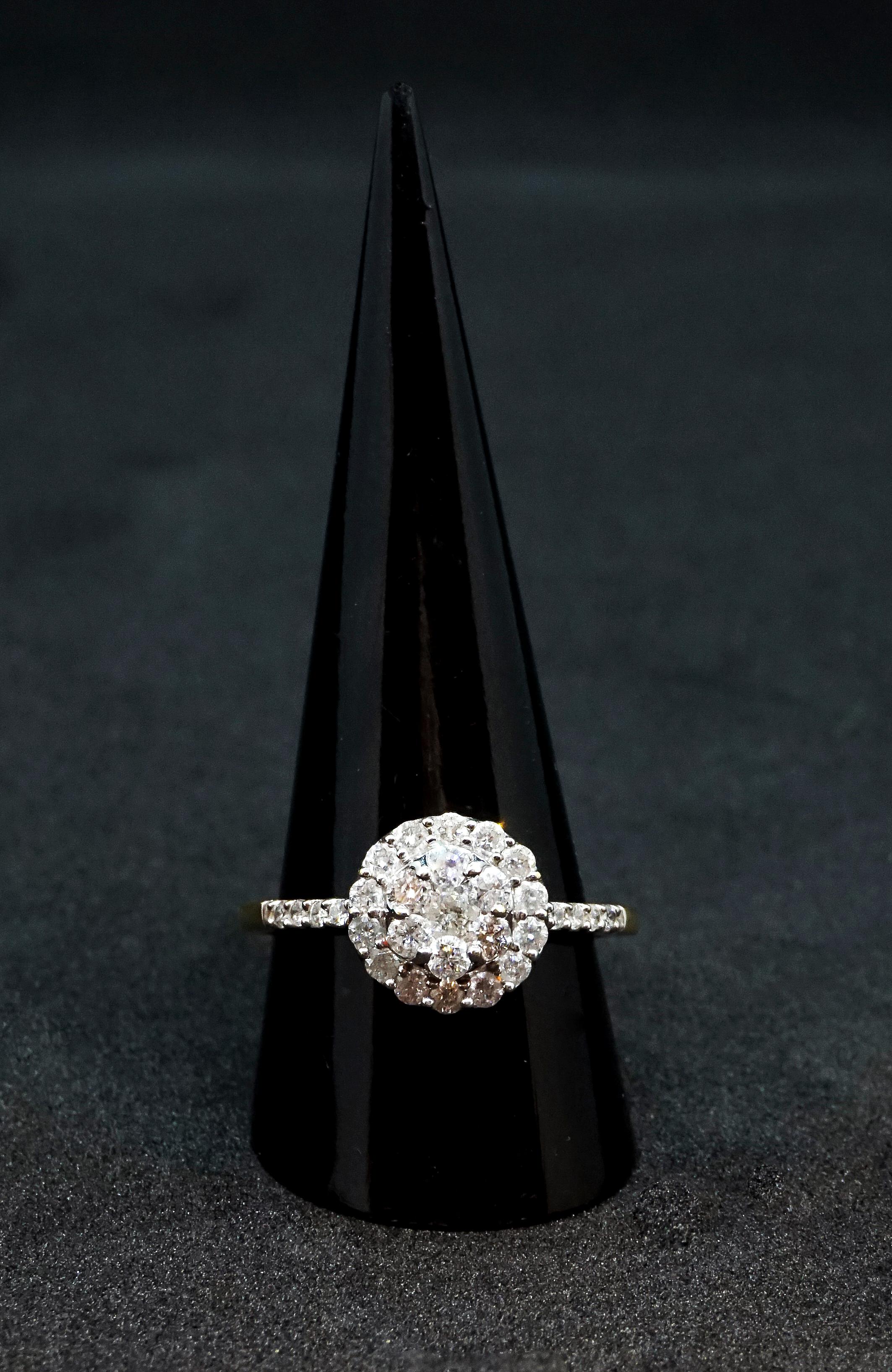 Antiker Art Déco Diamant-Gold-Cluster-Halo-Ring, Österreich, um 1920 im Angebot 1
