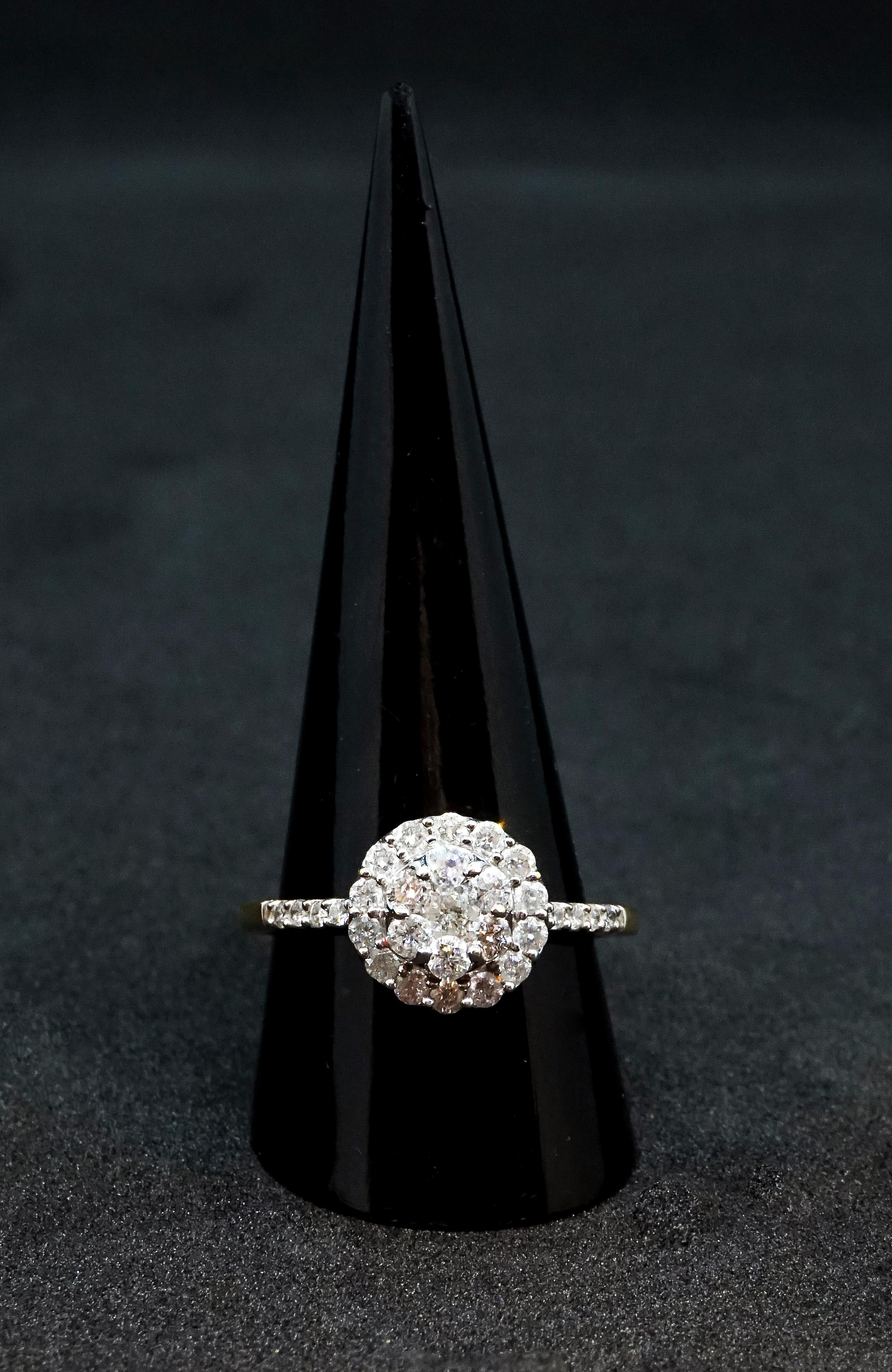 Antique Art Déco Diamond Gold Cluster Halo Ring, Austria, around 1920 For Sale 1