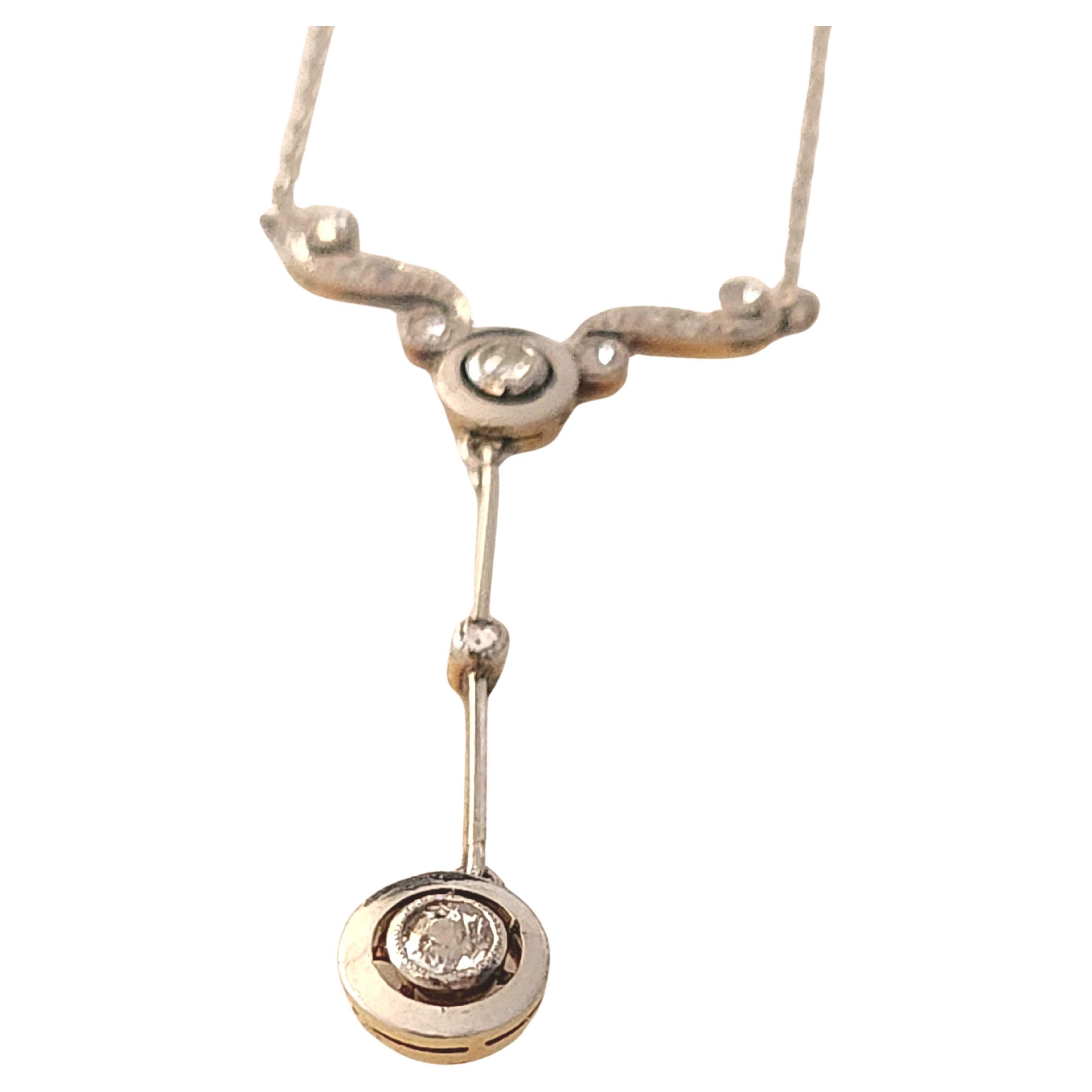 Collier en or 18k surmonté de platine et de diamants. Longueur du pendentif 3.5cm Longueur de la chaîne 40cm. 