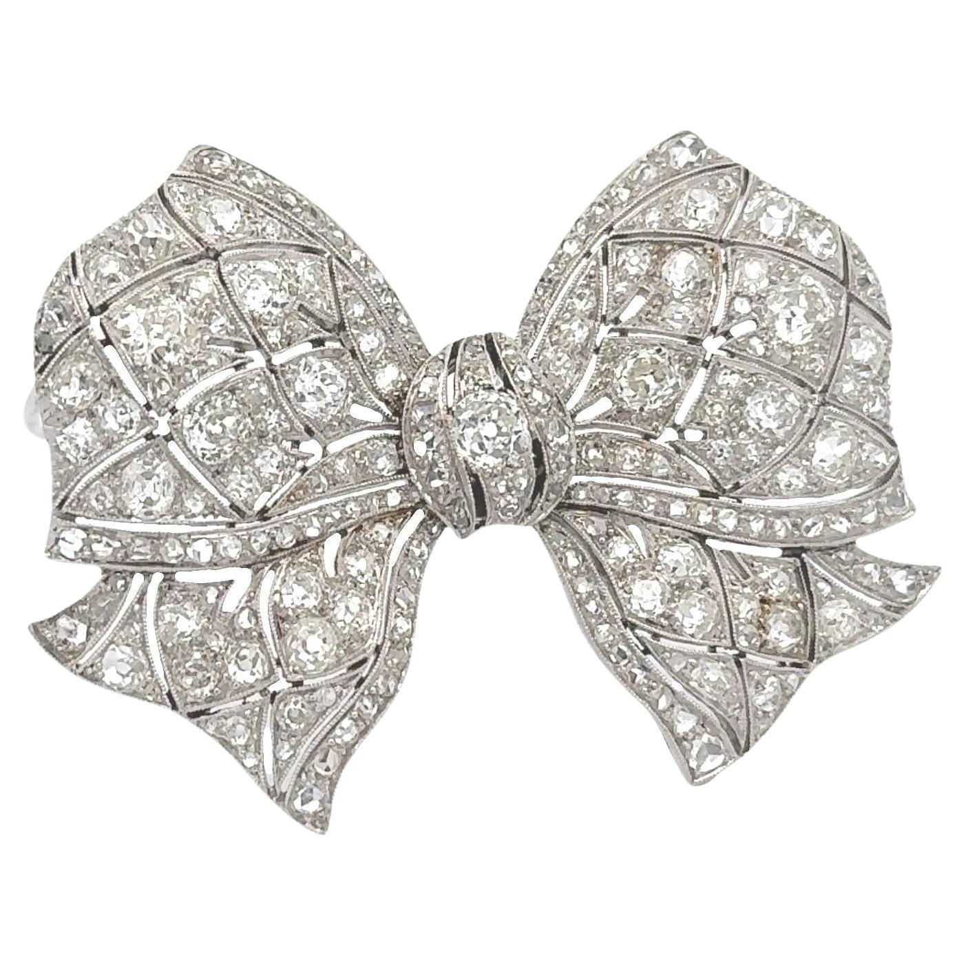 Antiguo broche Art-Deco de diamantes talla antigua de platino con lazo