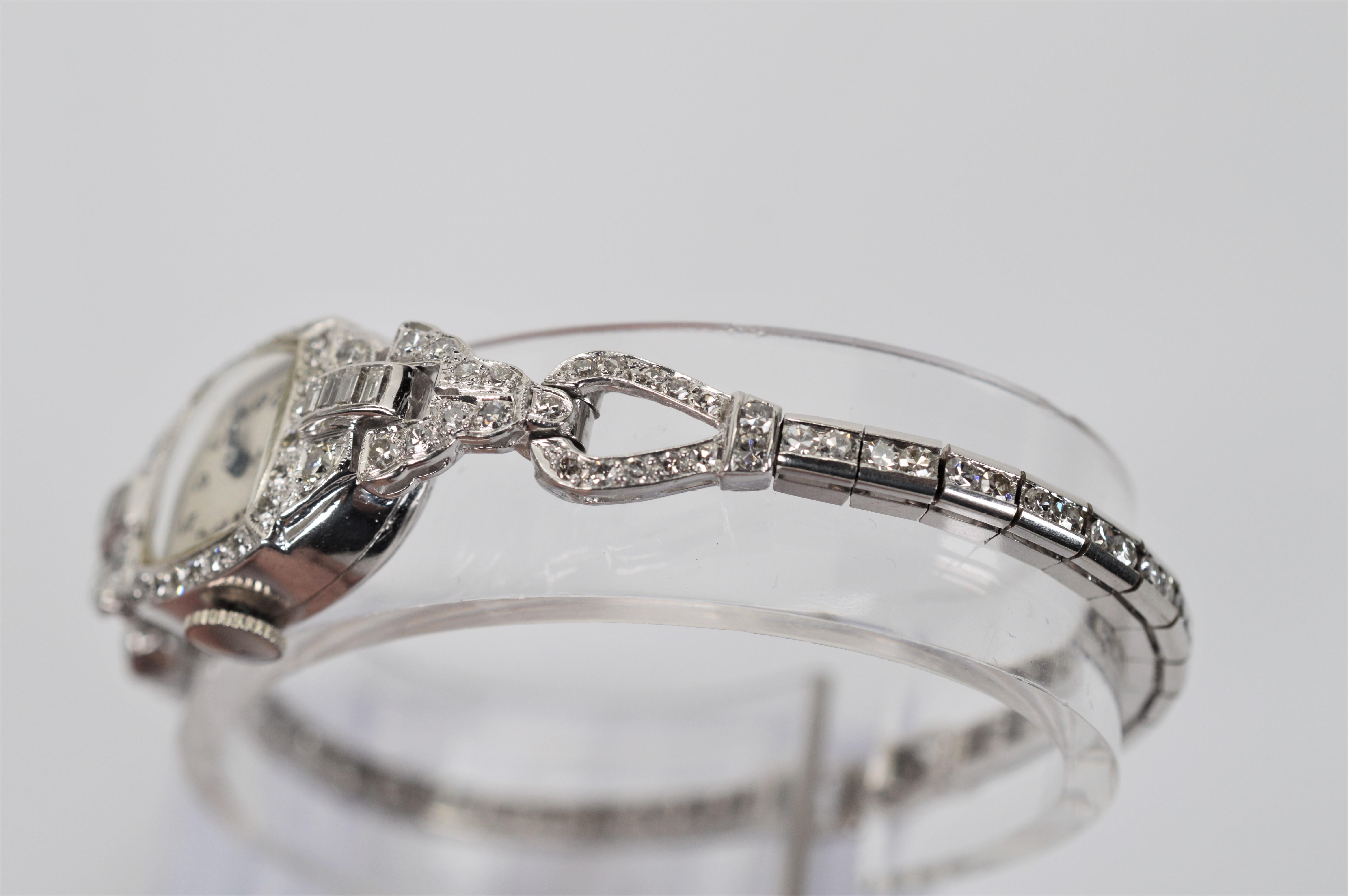 Montre-bracelet Elgin Art déco ancien pour femmes en platine et diamants en vente 3