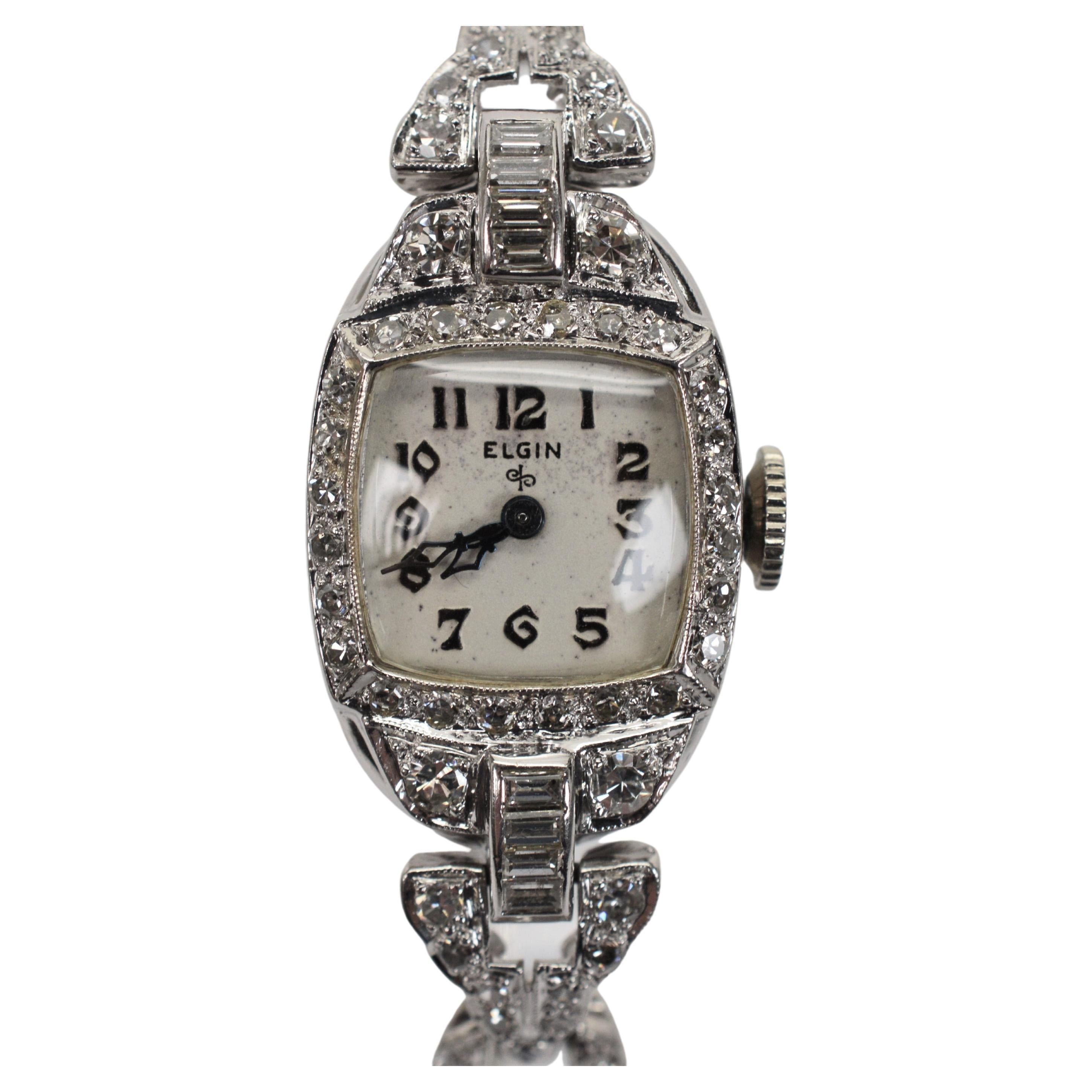 La combinaison parfaite de diamants et de platine donne l'heure à cette spectaculaire montre-bracelet Art déco pour dames d'Elgin Watch Co. Whiting de deux carats de diamants ronds à facettes, cette élégante montre habillée pour femmes brille de