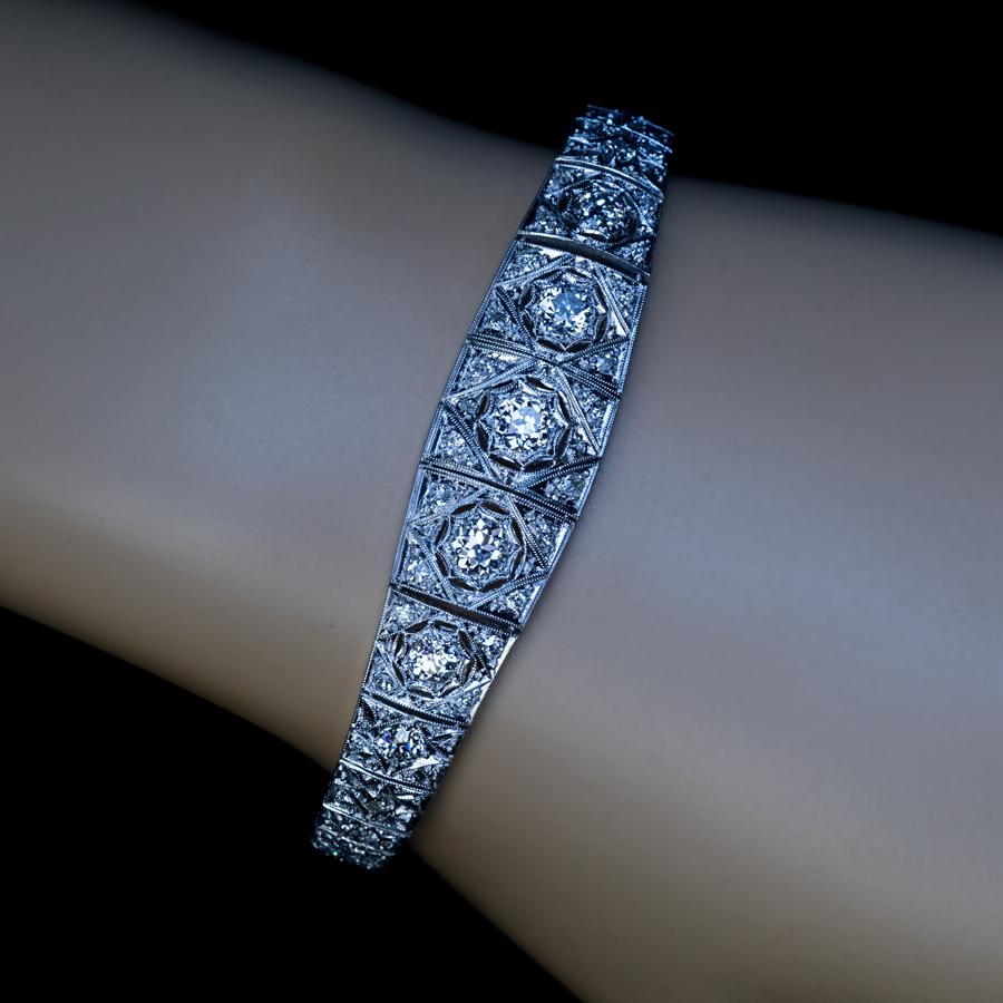 Antikes Art déco durchbrochenes Platin-Armband mit Diamanten (Alteuropäischer Schliff) im Angebot