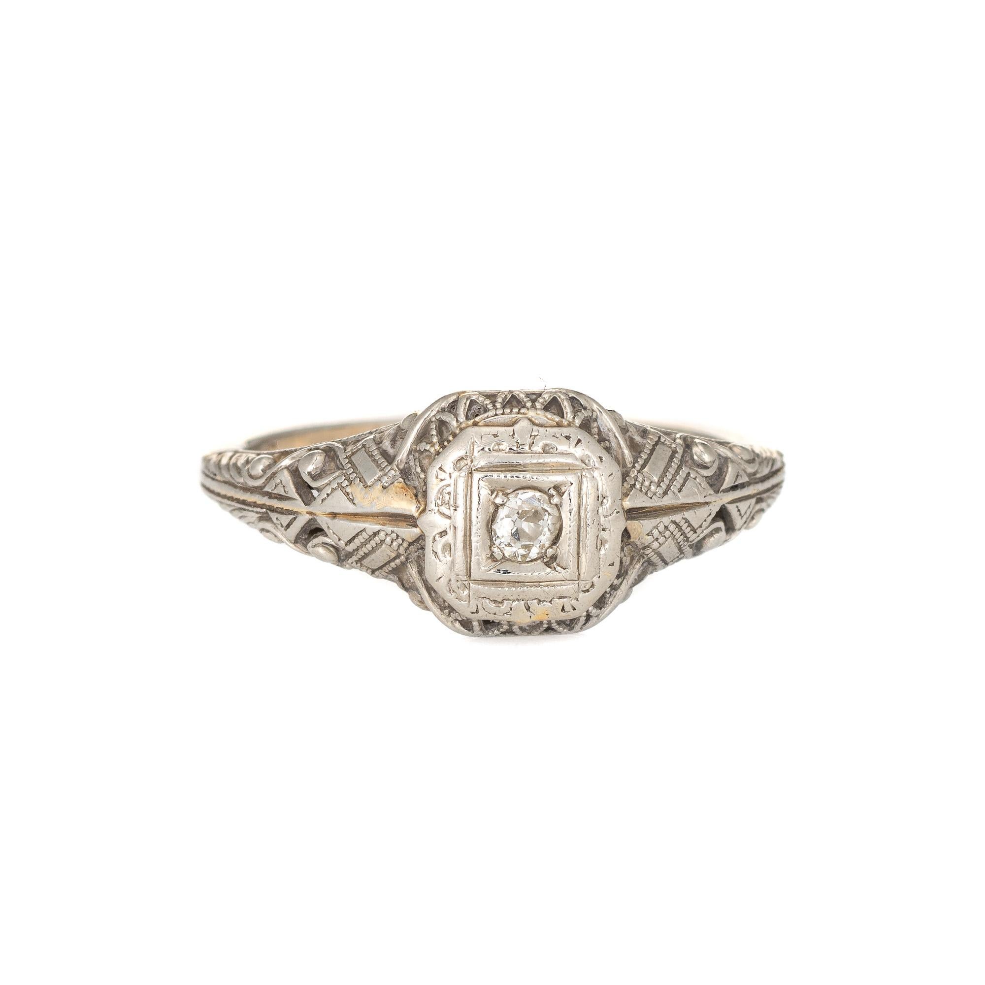 Fein detaillierter Vintage-Ring aus der Art-Déco-Ära (ca. 1920er bis 1930er Jahre):: gefertigt aus 18 Karat Weißgold. 

Der zentral montierte Diamant im Old-Mine-Schliff wird auf 0::05 Karat geschätzt (geschätzte Farbe I-J und Reinheit SI2).   

Der