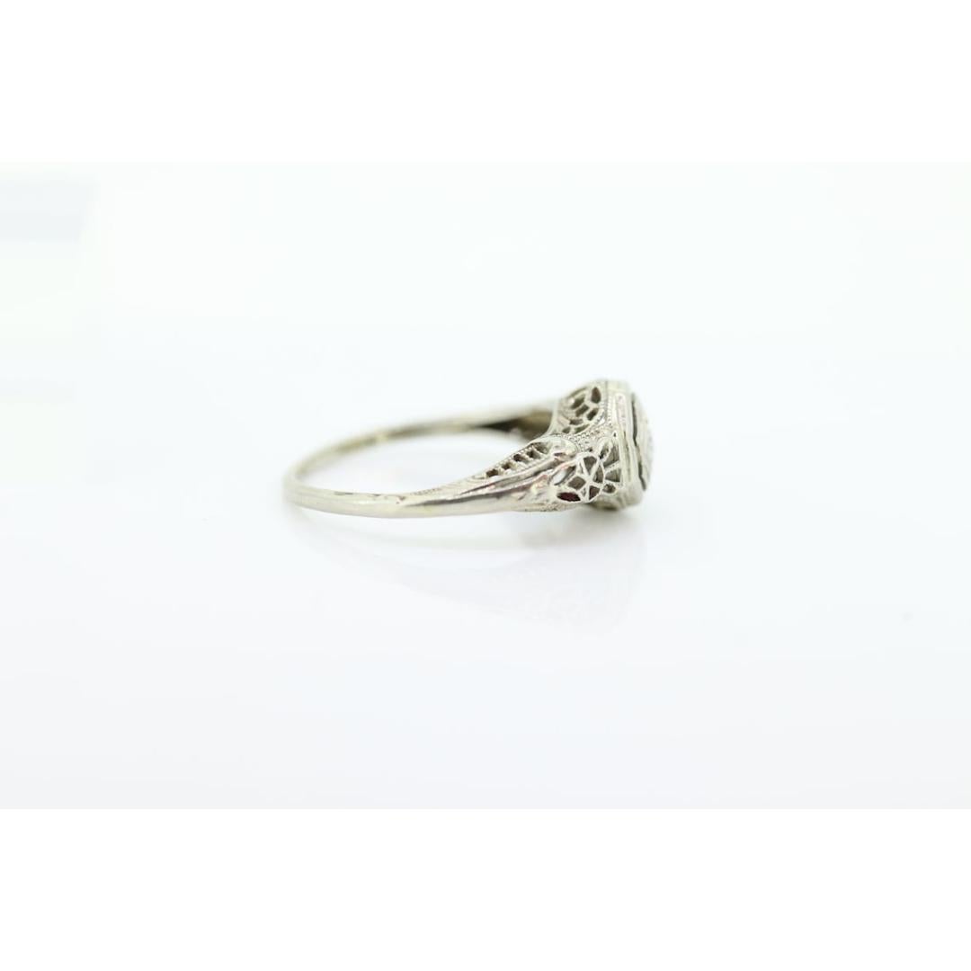 Vintage By aus den 1920er Jahren
Größe: 6 US
MATERIALIEN: Stein
Edelstein: Diamant
Edelsteinfarbe: Farblos
Bandfarbe: Gold

Stil: Art Deco

Erstaunlicher Art Deco Solitär-Ring. Diamant gefasst in einer quadratischen Tafel. 18k