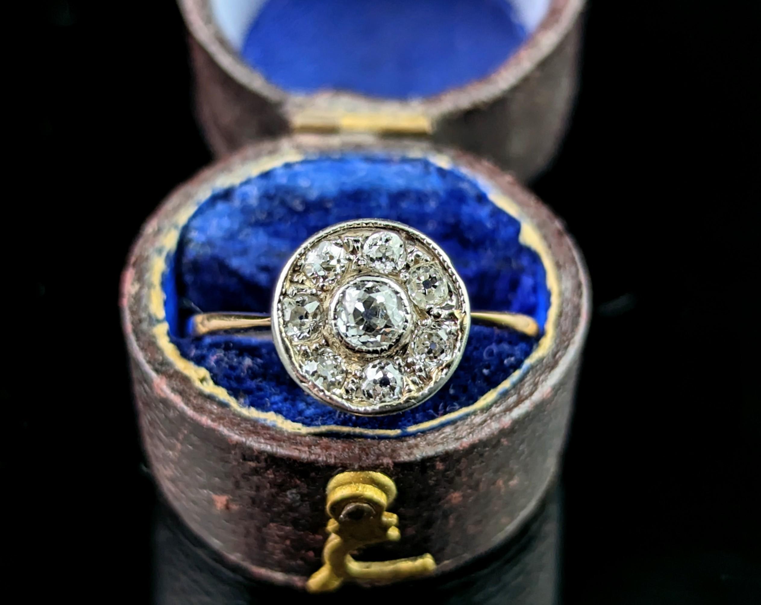 Antique Art Deco Diamond target ring, 18k gold, Engagement rings  In Good Condition For Sale In NEWARK, GB