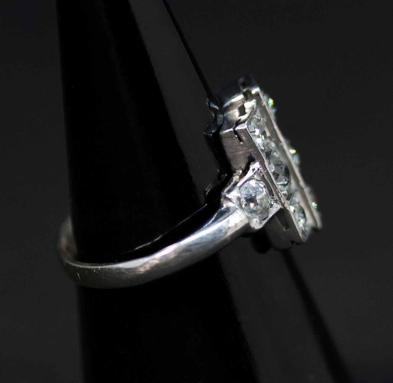 Antiker antiker Art-Dco-Cocktailring mit Diamant-Cluster aus Weißgold, Österreich, um 1930 Damen