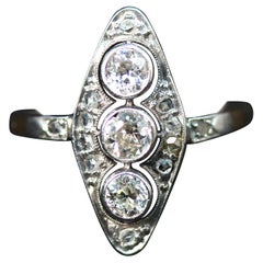 Bague cocktail Art Déco ancienne Navette en or blanc et diamants, Autriche, vers 1920
