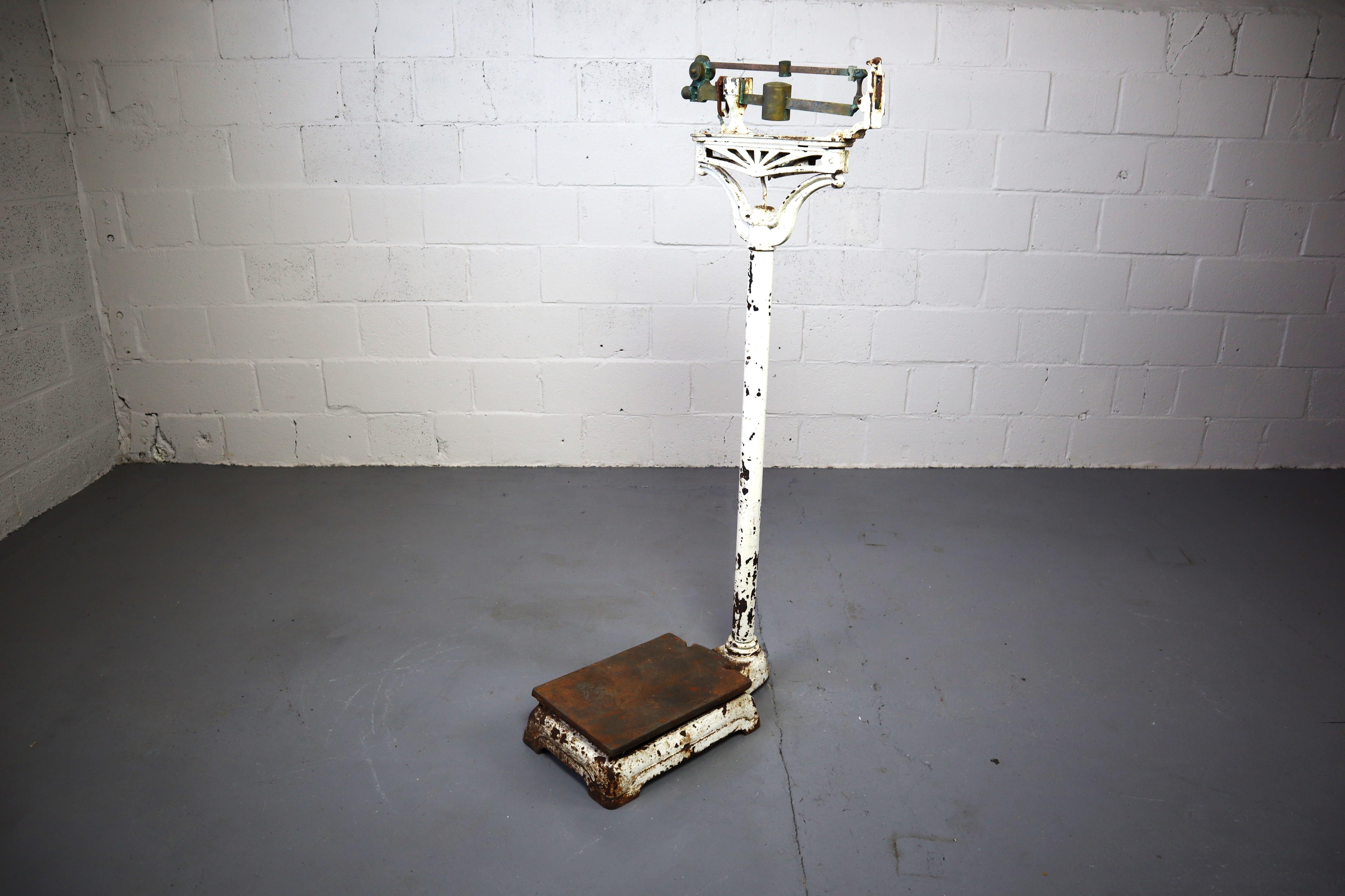 We offer this antique Art-Deco stand up doctors' scale.