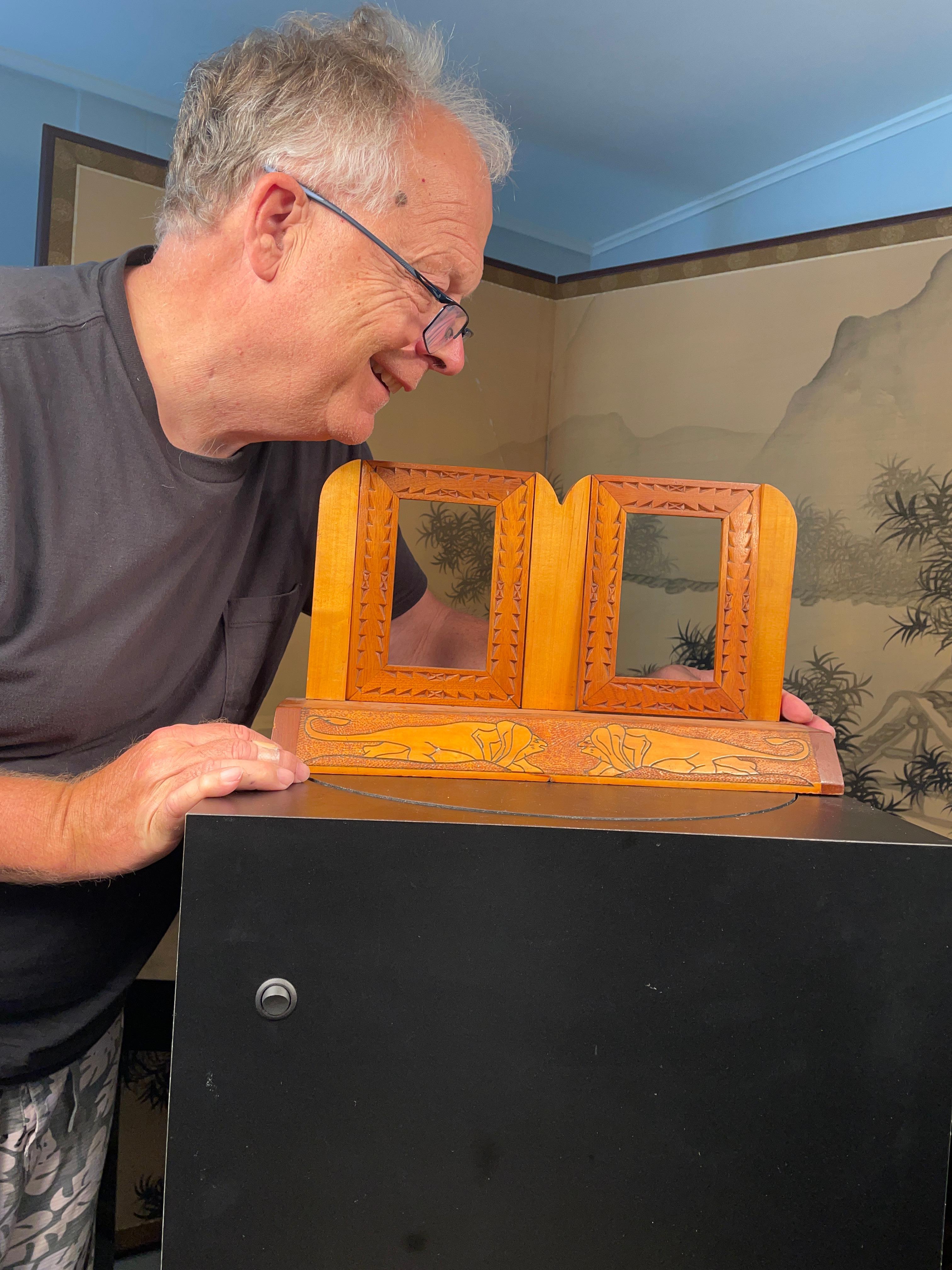 De una antigua colección de Nueva Inglaterra.

Un hallazgo único.

Un atractivo marco fotográfico Art Decó de la época de 1930, hecho a mano, con doble cómoda de madera incisa, ¡listo para que instales tus fotografías favoritas!

Una obra de